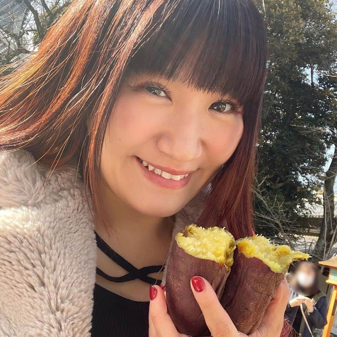 春日萌花のインスタグラム：「2023.2.12 #川越 #蓮馨寺 #コエド芋パーク🍠  おいもパラダイスに行ってきましたー！！  20を超えるおいもの名店が出店！ 歴史あるお寺の境内でおいもメニューの食べ比べが楽しめてしまうのです😲  どちらのお店のグルメも美味しそうでしたが…  #埼玉県 三芳町・所沢市に広がる「三富新田(さんとめしんでん)」を歩き 「富(とめ)の川越いも」が江戸時代から作られてきた歴史を学んだ者として #三芳町 のお店「OIMO cafe」さんに惹かれました🫶🏻 昔は江戸から川越までが十三里あったことから 「九里(＝栗)よりうまい十三里」と呼ばれていたとされる、富の川越いも。 栗より美味しいだなんて…！！ ほら、読んでるあなたも食べたくなってきましたよね…？？  選んだのは #むさしこがね と #シルクスイート  むさしこがねはポクポク(ホクホクではなくポクポクなのです)タイプ とってもバランスのいいお味と優しい食感。 昔母が作ってくれたふかし芋の甘みを増した感じ。 先に召し上がった方から「皮が硬めです」と聞いていましたが この香ばしさと厚さがイイ！と パリパリむしゃむしゃ丸ごといただきました。  シルクスイートは… ねっとりねちょねちょ、濃厚食感！ お砂糖を加えてるのでは？と思ってしまうくらいの強い甘さ。 お菓子作りで何度かチャレンジしたスイートポテトみたい！ 皮は薄めでした。  会場では他にも埼玉の名品 #サイボクハム のウィンナーがあったり 川越の食べ歩きグルメ #芋けんぴ 川越を舞台にしたアニメ「月がきれい」のヒロインが大好きなお菓子 #いも恋 おいしいものづくしでした💗  川越のゆるキャラさんも✨ 写真は #おいーも学長  (#ときも も撮りたかった🥲)  イベントの特別PR大使をつとめられていたのは #埼玉を日本一のうどん県にする会 の永谷会長 @nagatani_akihisa ！！ 最後の動画は永谷さんが割ってくれています  ちふれASエルフェン埼玉の船田麻友選手 @funadamayu をはじめ 嬉しい出会いもたくさんでした⚽️  お会いできて大変光栄な方とお話がいっぱいできたし ご一緒できた埼玉大学の学生さんが 幸せの極み✨なお顔でお芋を頬張ってて 見てるこちらもユルユルな表情になってしまいました☺️  大盛況だった第一回コエド芋パーク 次回(も、ありますよね！？)は ぜひ足をお運びくださいね🍠  #saitama #radio #prowrestler #prowrestling #weatherforecast  #japan #sightseeing #MoekaHaruhi #プロレス #ラジオ #気象予報士  #春日萌花 #埼玉観光 #ファンラジ795」