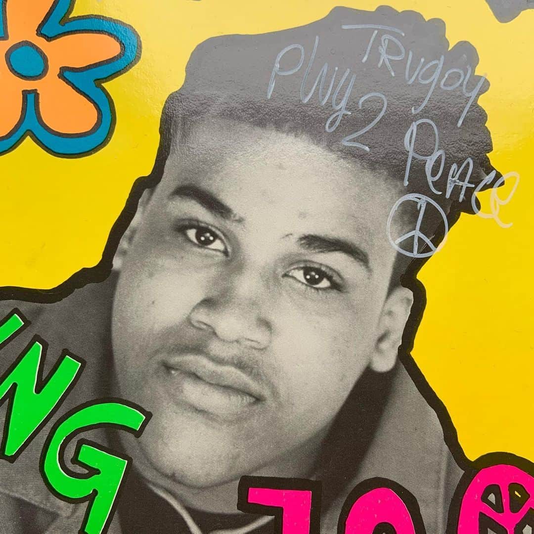Boseのインスタグラム：「De La Soulの音楽がこの世界になかったら、今のスチャダラパーは存在していないと思う。1989年のあの日、年中布団が敷きっぱなしのアニの部屋で、シンコが「ヤバいよ！これだよ！」と興奮しながらターンテーブルに針を落として「3 Feet High and Rising」の一曲目、「The Magic Number」が、薄暗い6畳の部屋に鳴り響いた時の衝撃を今でもハッキリと憶えている。De La Soulに影響を受けて誕生した、世界中の多くのラップグループが感じたのと同じように、僕たちも、その瞬間に自分たちのやるべきことが完全に見えたのだ。いま考えると理解出来ていない部分も沢山あったと思うけど、勘違いも含めて、こうやればいいんだと、あのアルバムが教えてくれたのだ。 　本当に早すぎるし、こんな訃報は聞きたくなかった、、、ご冥福をお祈りします。Dave安らかに。 #delasoul  #trugoy  #plug2」