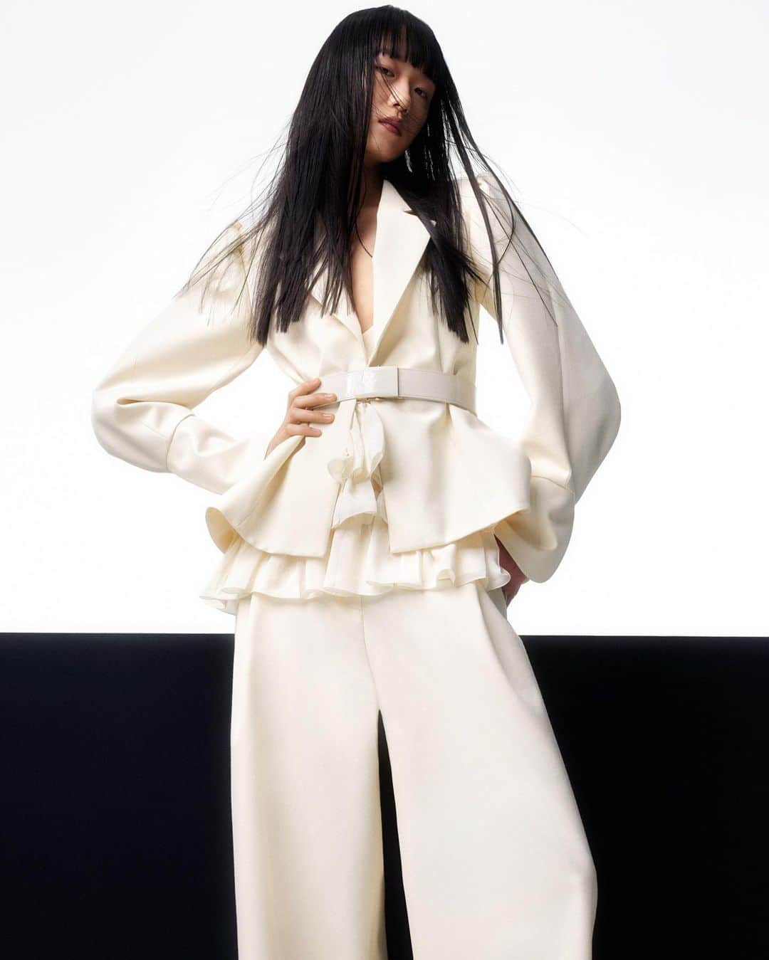 小田鈴音のインスタグラム：「. @rochasofficial 🤍 Pre-Fall 2023   Photography @dubitante  Styling @camillebwaddington  Director @frabonasia  Casting @julialangecasting  Production @tothemoonstudio  Hair stylist @giovanni28iovino  Makeup artist @elenabettanello」