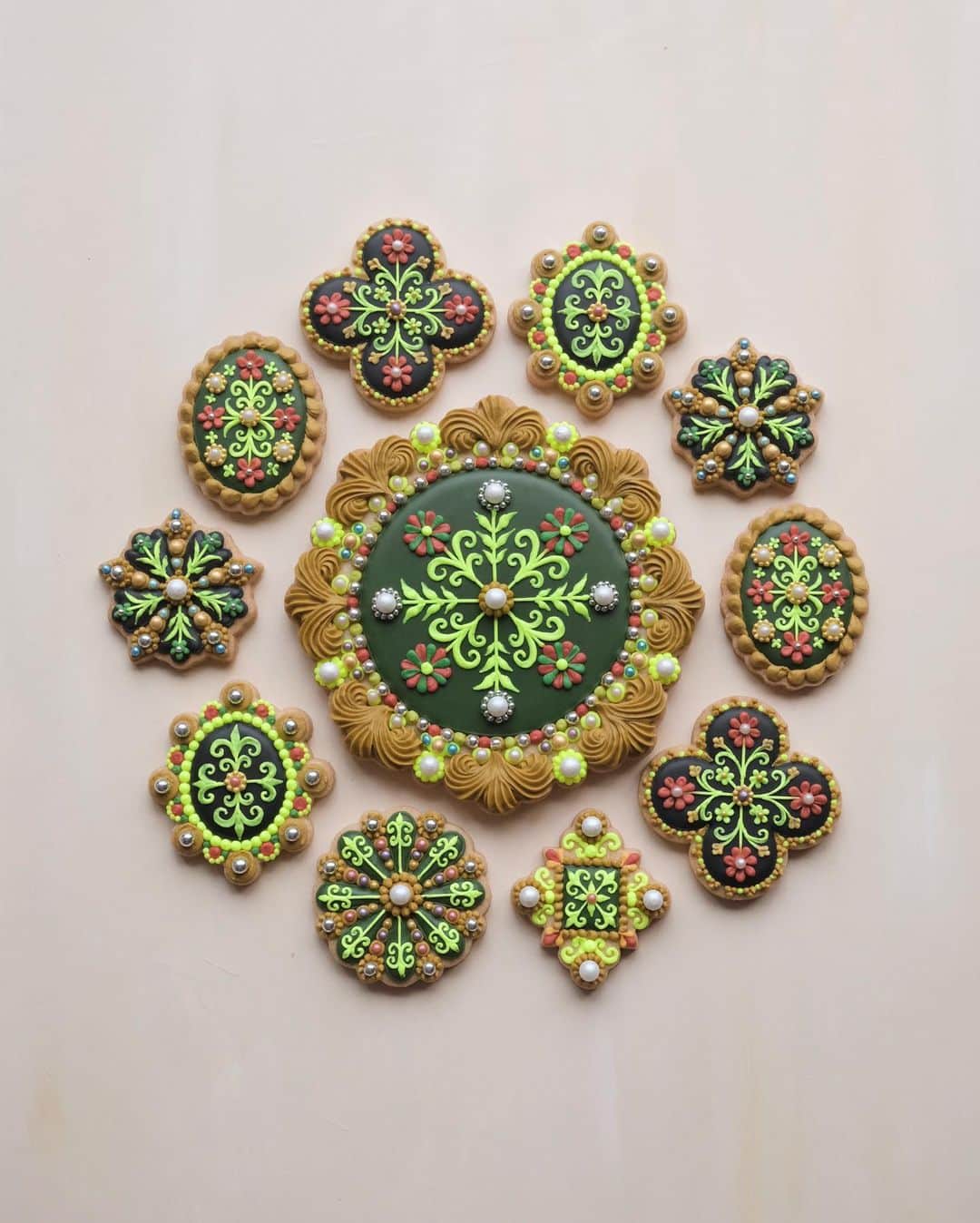 KUNIKAのインスタグラム：「Tudor style jewelry biscuits for @isabuk ⚜️  チューダー朝のジュエリーをイメージして作ったアイシングクッキー ビジュー感たっぷりにするために、色んなタイプのアラザンを使用しました❃ 実験的に作ったので、蛍光黄色になったのは予想外...🪅  #artofkunika」