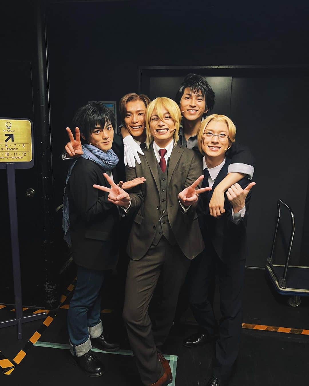 のインスタグラム：「昨日 #モリミュ Op.4 無事に大千穐楽 を迎えれました。 まだまだ油断が許されないご時世の中、完走出来たこと心から嬉しく思います🥹  初日から大千穐楽にかけてウィリアム演じる @shogo_suzuki_official  を見てると心がグッと掴まれるような苦しさになり、毎公演 裏ではギュッと抱き合いました。  モリアーティ 陣営の、同士で家族なやつらとは今作は ''特に'' 話し合い沢山の時間を共有しました。  新しく加わった フレッド役の @ryoki_n0826 も素晴らしい感性の持ち主でこのチームに参加してくれたことに感謝しています。  Op.5の公演も決定しましたね。 おめでとうございます。  また会える日まで🚬」