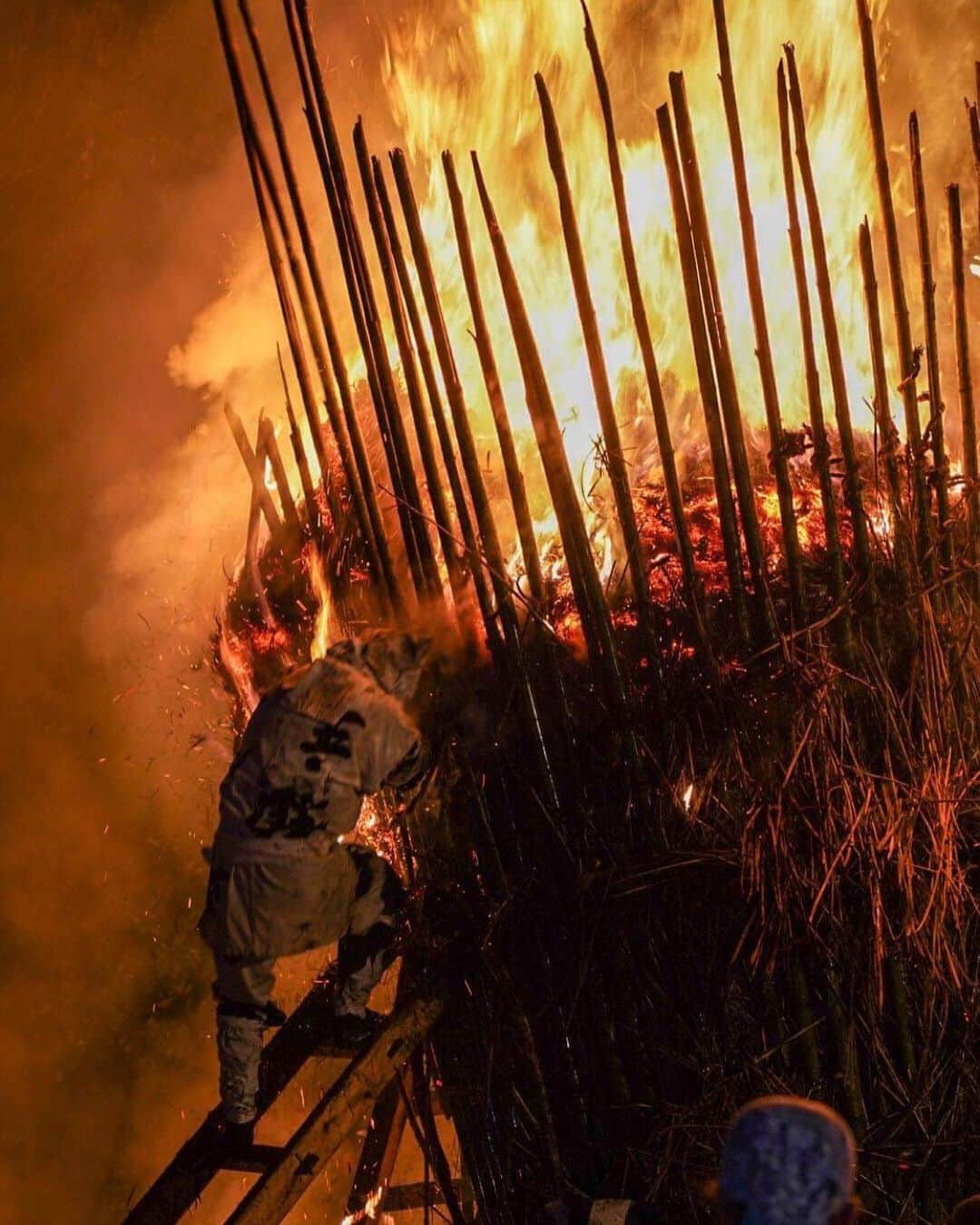 軍地彩弓さんのインスタグラム写真 - (軍地彩弓Instagram)「あまりの迫力に、東京に帰ってきた今もあの炎がまだ瞼に焼きついています。 凄かった。愛知・西尾市の奇祭「鳥羽の火祭り」。 1200年以上の歴史を持つ日本の火祭り。二方に分かれたネコと呼ばれる男たちが火の中にある木の枝を引き摺り出す、過酷としか言いようがない祭りです。  以下、愛知県のサイトから。 【竹と茅で作った高さ5ｍの「すずみ」に火がつけられ、「福地」と「乾地」のふたつの地区に分かれた、神男と古いのぼりで作った衣装を纏った奉仕者たちが燃え上がる炎の中に勇敢に飛び込み、神木と十二縄を競って取り出し神殿に供えます。 「すずみ」の燃え具合と「福地」「乾地」の勝敗によって、その年の天候・豊凶を占います。】  お清めの塩を巻き、荒ぶる奉仕の男たちが、火打石で火が放たれた茅の山に登り、火を掻き分けて中にある神木を引き摺りだすという祭り。 火の勢いが増す時の会場の異様なほどの激しさと、見守る人たちの緊張感。  なぜ人は火を求めて、火を信仰し、危険を背負いながら火の中に立ち向かうのか。 一千年を超える時の座標の中にいる、という興奮。人生で初めて見る巨大な火を見るだけで、自分のプリミティブな感情が揺さぶられる。  日本にはまだまだ沢山の「祭り」資産がある。それを努力して継続している人々がいて、この国の神聖が形作られているのだと。  火を放たれてから、神木が引き出されるまでほぼ30分。熱波と火の渦と祭りのドラマに酔って、しばし呆然としました。  伝統を守ることの尊さと難しさ、厳しさ。日本に何故これほど祭りが存在するのか？  まだまだ見に行きたい祭りがあります。  一緒に行った友人たちと遅くまで語り合う夜になりました。  素晴らしい体験をさせてくれた地元の皆様、@omatsurijapan の山本くん、佐藤くん、ありがとうございました！  それにしても、「ネコ」と呼ばれる奉仕の男性たちが着ていた幟から仕立てられた衣装が素晴らしかった。数々の神が宿っている。最後煤にまみれた姿も美しくて。 あの柄のTシャツ売っていたら間違いなく買ってるな…。 まだまだマネタイズできそうだな、と考えたり。伝統の存続には新たな仕組みが必要だな、と実感しました。  #鳥羽の火祭り　#西尾市　#オマツリジャパン　凄すぎる」2月13日 23時06分 - sayumi7
