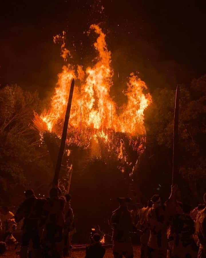 軍地彩弓のインスタグラム：「あまりの迫力に、東京に帰ってきた今もあの炎がまだ瞼に焼きついています。 凄かった。愛知・西尾市の奇祭「鳥羽の火祭り」。 1200年以上の歴史を持つ日本の火祭り。二方に分かれたネコと呼ばれる男たちが火の中にある木の枝を引き摺り出す、過酷としか言いようがない祭りです。  以下、愛知県のサイトから。 【竹と茅で作った高さ5ｍの「すずみ」に火がつけられ、「福地」と「乾地」のふたつの地区に分かれた、神男と古いのぼりで作った衣装を纏った奉仕者たちが燃え上がる炎の中に勇敢に飛び込み、神木と十二縄を競って取り出し神殿に供えます。 「すずみ」の燃え具合と「福地」「乾地」の勝敗によって、その年の天候・豊凶を占います。】  お清めの塩を巻き、荒ぶる奉仕の男たちが、火打石で火が放たれた茅の山に登り、火を掻き分けて中にある神木を引き摺りだすという祭り。 火の勢いが増す時の会場の異様なほどの激しさと、見守る人たちの緊張感。  なぜ人は火を求めて、火を信仰し、危険を背負いながら火の中に立ち向かうのか。 一千年を超える時の座標の中にいる、という興奮。人生で初めて見る巨大な火を見るだけで、自分のプリミティブな感情が揺さぶられる。  日本にはまだまだ沢山の「祭り」資産がある。それを努力して継続している人々がいて、この国の神聖が形作られているのだと。  火を放たれてから、神木が引き出されるまでほぼ30分。熱波と火の渦と祭りのドラマに酔って、しばし呆然としました。  伝統を守ることの尊さと難しさ、厳しさ。日本に何故これほど祭りが存在するのか？  まだまだ見に行きたい祭りがあります。  一緒に行った友人たちと遅くまで語り合う夜になりました。  素晴らしい体験をさせてくれた地元の皆様、@omatsurijapan の山本くん、佐藤くん、ありがとうございました！  それにしても、「ネコ」と呼ばれる奉仕の男性たちが着ていた幟から仕立てられた衣装が素晴らしかった。数々の神が宿っている。最後煤にまみれた姿も美しくて。 あの柄のTシャツ売っていたら間違いなく買ってるな…。 まだまだマネタイズできそうだな、と考えたり。伝統の存続には新たな仕組みが必要だな、と実感しました。  #鳥羽の火祭り　#西尾市　#オマツリジャパン　凄すぎる」