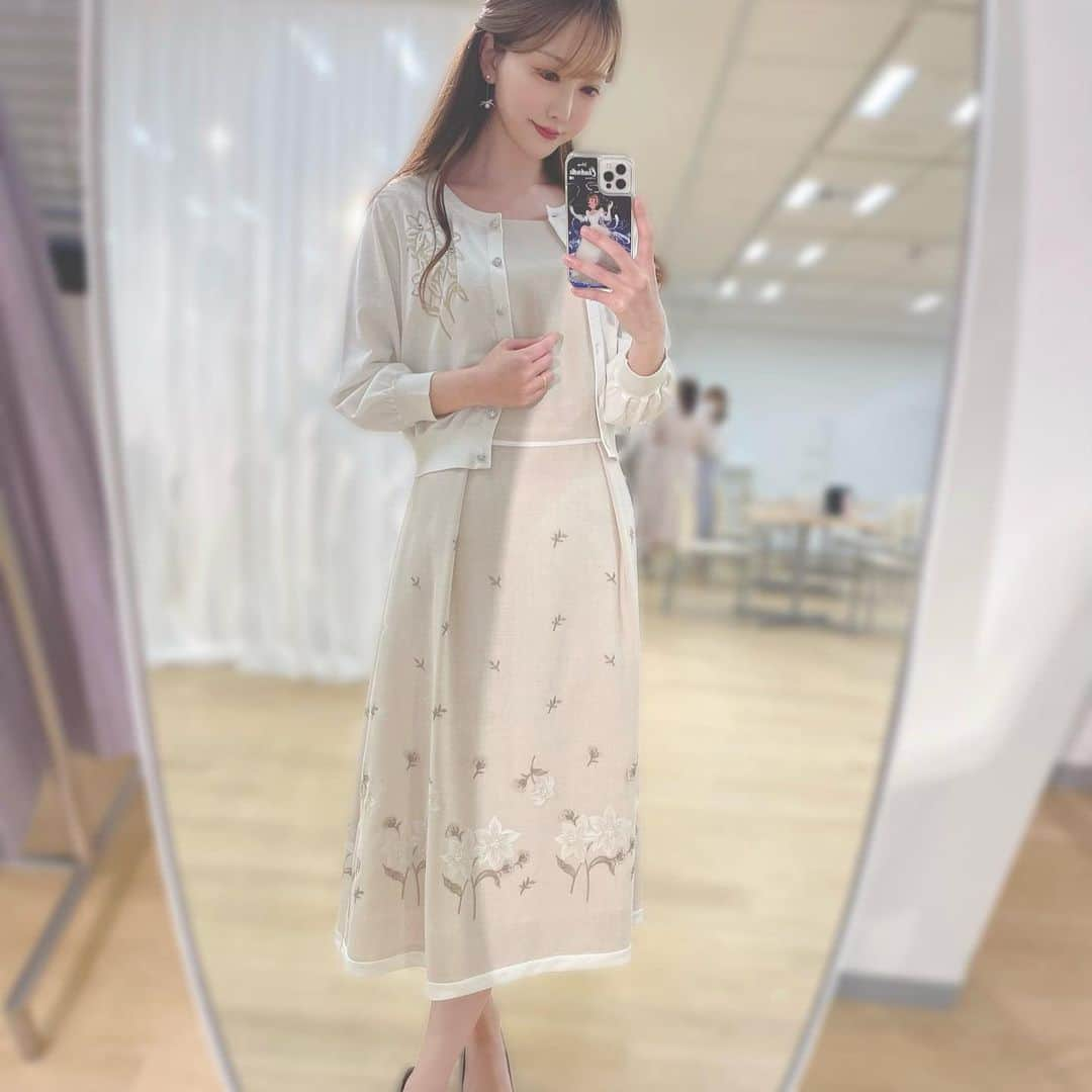 山村ゆりかさんのインスタグラム写真 - (山村ゆりかInstagram)「先日、@laisse_passe さんの2023 Spring Summer Collectionの展示会に行かせていただきました🌷  どのお洋服も可愛かったなぁ♡  Fleurのワンピースは刺繍がとっても綺麗だし同じユリ柄のカーディガンを合わせるととっても素敵でした🥹  LAISSE PASSEさんのお洋服はどれを着ても体のラインが綺麗に見えるし着心地も良くてお上品に見えるから好き☺️💕 . . . #laissepasse #レッセパッセ #fleur #summercollection #夏服 #ワンピース #花柄ワンピース #展示会」2月13日 23時12分 - rika_m_1221