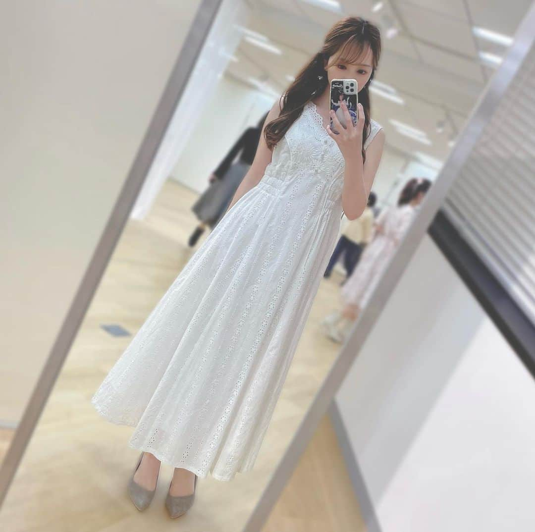 山村ゆりかさんのインスタグラム写真 - (山村ゆりかInstagram)「先日、@laisse_passe さんの2023 Spring Summer Collectionの展示会に行かせていただきました🌷  どのお洋服も可愛かったなぁ♡  Fleurのワンピースは刺繍がとっても綺麗だし同じユリ柄のカーディガンを合わせるととっても素敵でした🥹  LAISSE PASSEさんのお洋服はどれを着ても体のラインが綺麗に見えるし着心地も良くてお上品に見えるから好き☺️💕 . . . #laissepasse #レッセパッセ #fleur #summercollection #夏服 #ワンピース #花柄ワンピース #展示会」2月13日 23時12分 - rika_m_1221