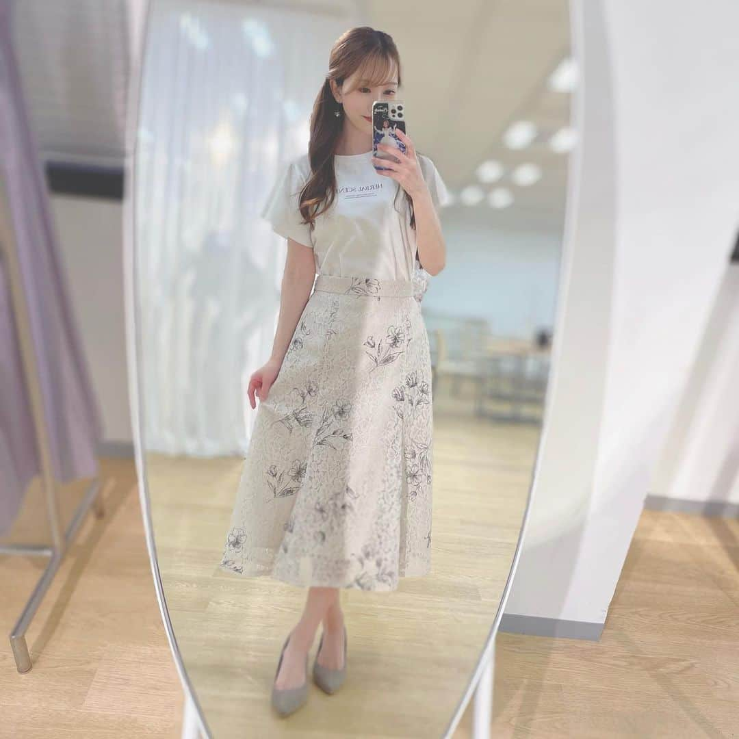 山村ゆりかさんのインスタグラム写真 - (山村ゆりかInstagram)「先日、@laisse_passe さんの2023 Spring Summer Collectionの展示会に行かせていただきました🌷  どのお洋服も可愛かったなぁ♡  Fleurのワンピースは刺繍がとっても綺麗だし同じユリ柄のカーディガンを合わせるととっても素敵でした🥹  LAISSE PASSEさんのお洋服はどれを着ても体のラインが綺麗に見えるし着心地も良くてお上品に見えるから好き☺️💕 . . . #laissepasse #レッセパッセ #fleur #summercollection #夏服 #ワンピース #花柄ワンピース #展示会」2月13日 23時12分 - rika_m_1221