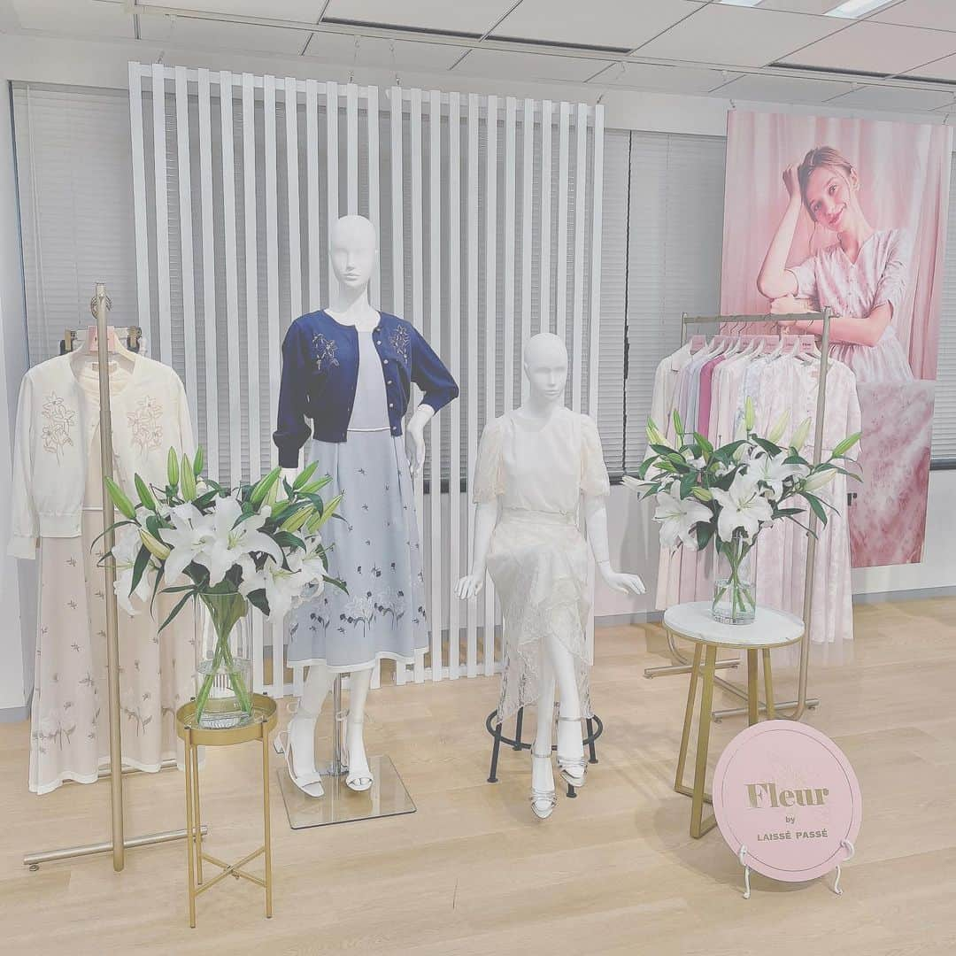 山村ゆりかのインスタグラム：「先日、@laisse_passe さんの2023 Spring Summer Collectionの展示会に行かせていただきました🌷  どのお洋服も可愛かったなぁ♡  Fleurのワンピースは刺繍がとっても綺麗だし同じユリ柄のカーディガンを合わせるととっても素敵でした🥹  LAISSE PASSEさんのお洋服はどれを着ても体のラインが綺麗に見えるし着心地も良くてお上品に見えるから好き☺️💕 . . . #laissepasse #レッセパッセ #fleur #summercollection #夏服 #ワンピース #花柄ワンピース #展示会」