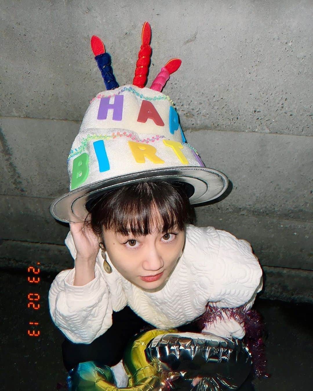 のインスタグラム：「私事ですが本日28歳を迎えました☺︎  おめでとうのお言葉をいただき 一人一人に出逢えた奇跡を おいしくおいしく噛み締めています🧂  なんだか小っ恥ずかしくて 結構うまい具合に逃げてたんですが いつからか自分の誕生日への興味や意味が 薄れていく感覚の中、意味をくれたのは皆様でした。  おめでとうって言葉ってとっても素敵ですね。 私も早く誰かに言いたいです☺︎  当たり前ですが 皆様がいなければ今の私がいない訳です、 それってよくよく考えると凄く面白いことじゃないですか。  今まで私と出逢ってくださった皆様、 改めて  本当にありがとうございます☺︎  そして  偉大なる母、父、 お陰様で私は今 酸いも甘いも色々なことをたくさんのことを 経験することができています。 本当に本当にありがとうございます☺︎  そしてそして  level28の神谷敷は自分の器をびっぐにする為、 心を込めて挑戦していこうと思っていますので これからもどうぞよろしくお願いいたしはます🎂 や みんな愛してまぁぁぁすぅぅうううう  photo by  @hiromi_kageyama  @miyashita_nao_   #🎂#🎉 #level28 #水瓶座の女」