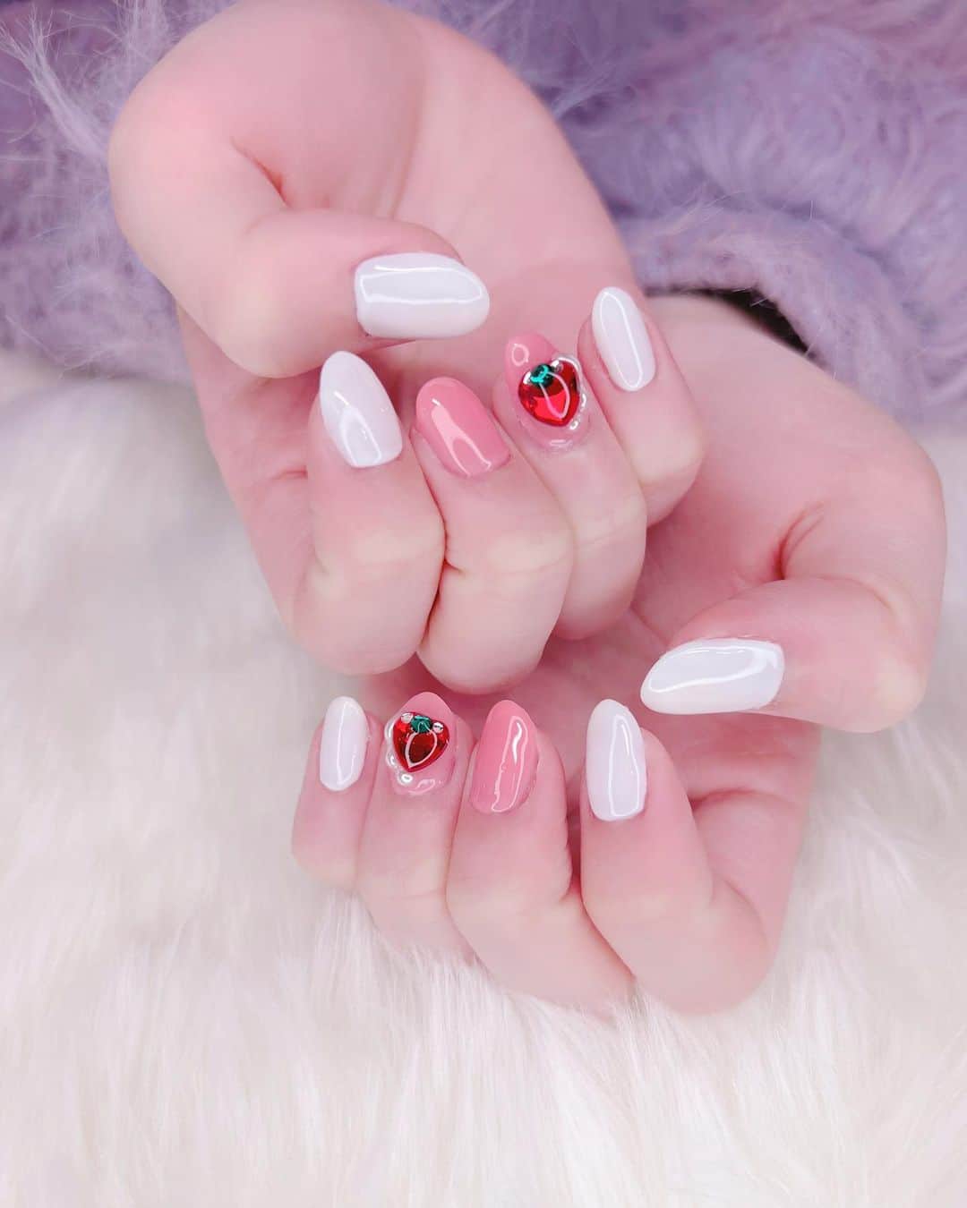 三村遙佳さんのインスタグラム写真 - (三村遙佳Instagram)「.  爪をバレンタイン仕様にしてもらいました💅💗🤍🍓  赤いハートが いちごになってるんだよ🍓  かわいーー  #nail #ネイル #ネイルデザイン #可愛い #cute」2月13日 23時17分 - mimuraharuka_1027