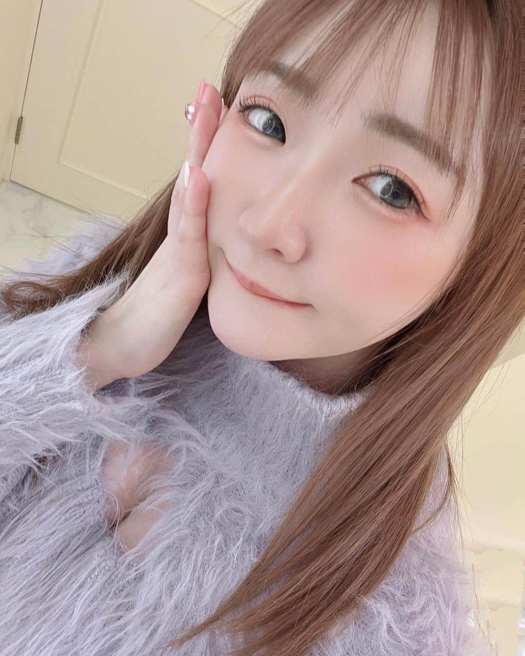 三村遙佳のインスタグラム：「.  爪をバレンタイン仕様にしてもらいました💅💗🤍🍓  赤いハートが いちごになってるんだよ🍓  かわいーー  #nail #ネイル #ネイルデザイン #可愛い #cute」