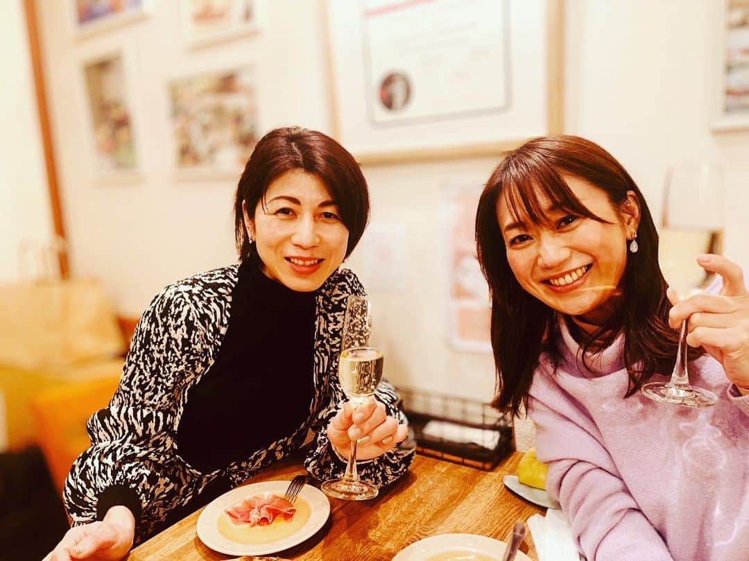 大隅智子のインスタグラム：「かつて一緒に仕事をした陽子さんと食事へ。 ピザとパスタなどを頂きながら、懐かしい話で盛り上がりました！ 楽しい夜でした！ #盛岡　#ピアーチェ　#ピザ　#パスタ #イタリアン」