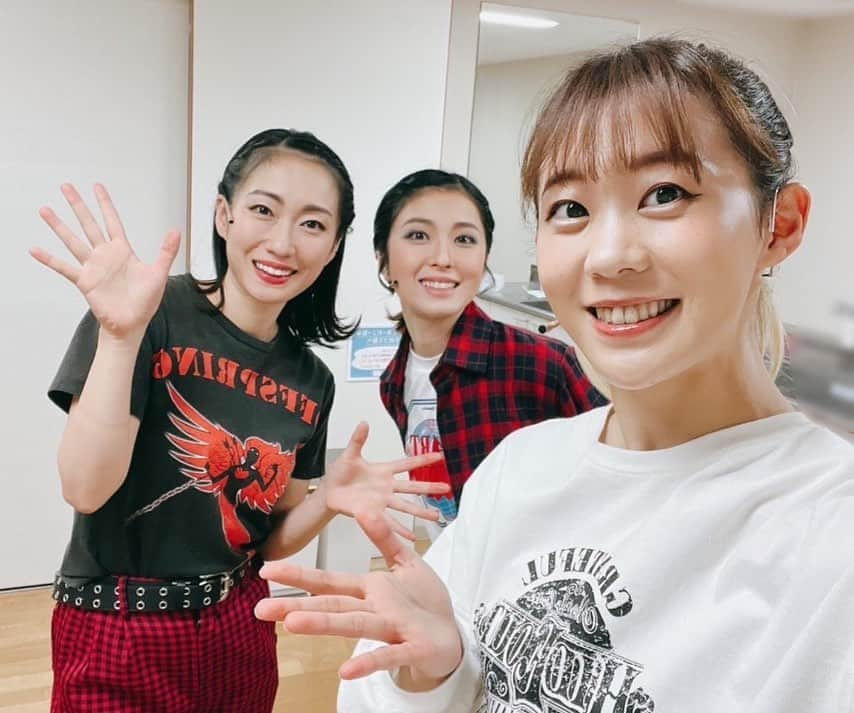 咲花莉帆のインスタグラム：「#ロミジュリ　の思い出。  バンドメイト3人ぐみの大好きな2枚！  集合写真からの… ロックってこんな感じ？  ぎこちなさ120%なポーズがたまらなく好きな写真📸  スイート担当（Dr.）　#飯嶋あやめ　ちゃん ビター担当（Gt.）　#五十嵐優　さん スパイシー担当（Pf.）　#咲花莉帆   Vo.はもちろん我らのお嬢様!  #ジュリエット　#北乃きいさん  4人で撮りそびれたのが悔やまれます…」