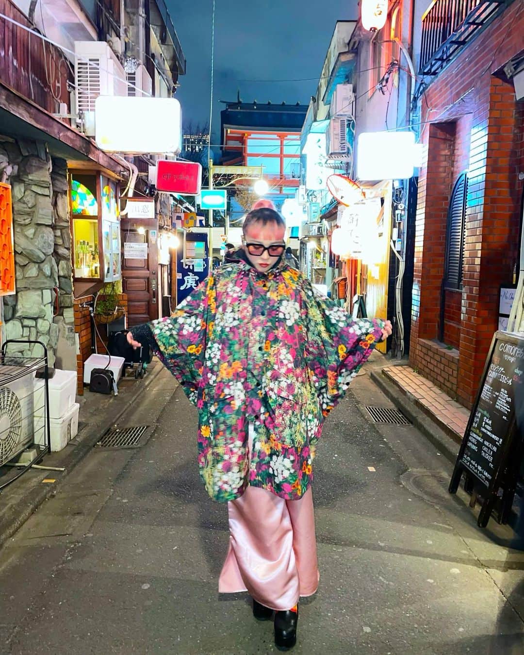 miniのインスタグラム：「@desigual 🏵🌴🌼🌿🥀 このフラワーポンチョ🪸 形もめちゃくちゃ可愛いし、雨の日アリエルいてベビーカー持って荷物持って傘は無理☔️😨 だから最高🥺🌼✨✨ フェスやキャンプにも絶対可愛いし、最強✨✨  何よりこのdesigualならではの柄と形が可愛い💜  #ootd #desigual #tokyo #新宿ゴールデン街 #ゴールデン街」