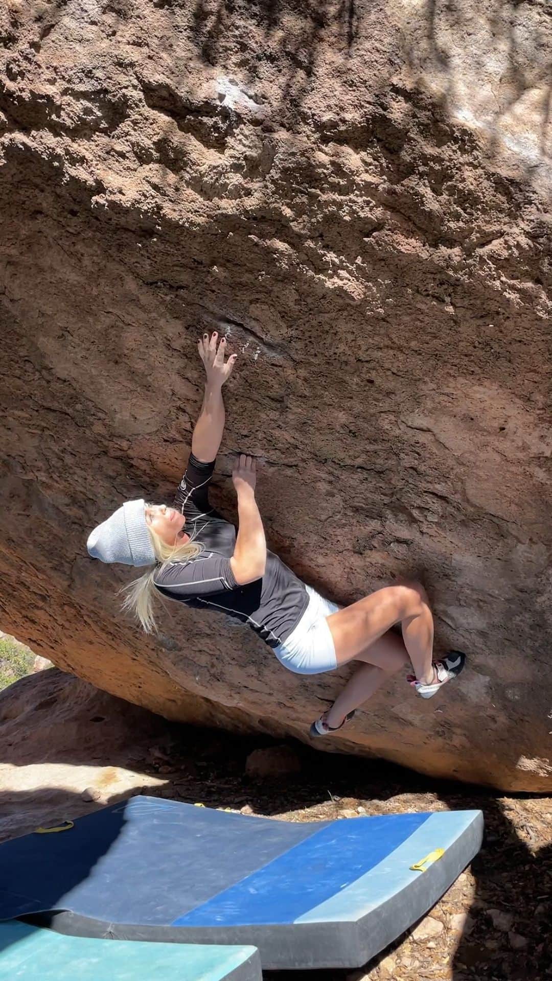 シエラ・ブレア・コイルのインスタグラム：「The Hulk, V11 - Oak Flat, AZ  I saw this boulder when I was 11 years old and I put it on my dream tick list of AZ boulders (it was one of the hardest boulders in the Phoenix area at that time).  Excited to put down the send this weekend and get onto some new projects 🔥   Fun facts about working The Hulk:  -Oak Flat was crazy windy on both days I worked The Hulk. Even worse during the second session 🌬️ 😂   -I put in 30 attempts (full and working moves) on February 3 and had all of the moves completed except for the third move to the double slot.   -I put in another 28 attempts on February 10 and stuck the elusive third move on attempt 28 (not from the start). I felt solid after finally sticking the third move, so I took a nice rest away from the wind and got the send on attempt 29 😄  -I got a split on my pinky during both sessions in the exact same spot from a little spike on the second hold. 🩸   -I’ve heard this boulder called V9-V13 with not a lot of ascents or traffic on it 😂  -Grades aside, this personally felt like the hardest boulder I’ve ever done outside. So…wahoo 😄」