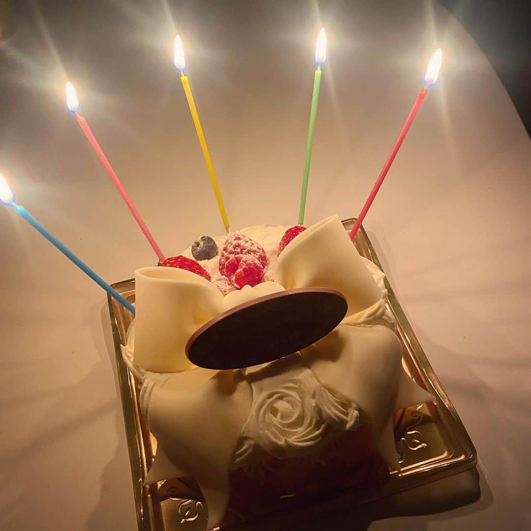 我謝レイラニさんのインスタグラム写真 - (我謝レイラニInstagram)「1日遅れのHAPPY BIRTHDAY TO ME(σ´∀｀)σ 毎年恒例のキルフェボンのケーキももちろん食べたけど‥写真撮るよりも食べる方が早かった🤣笑 今年は誕生日より前にサプライズで食べたケーキを載せよう🎂w2月はバレンタインもあるし甘いものが続くよ〜🍫 #ローソクが全然消せない問題。。 昔はちゃんと消せた気がするんだけど、何度吹いてもなかなか消せない(ノ_・。)肺活量の問題？🤔 #2月12日 #誕生日 #mybirthday もうすぐバレンタインだけど気分はまだまだまだ誕生日だよ(*´罒`*)」2月13日 23時41分 - leila___ni