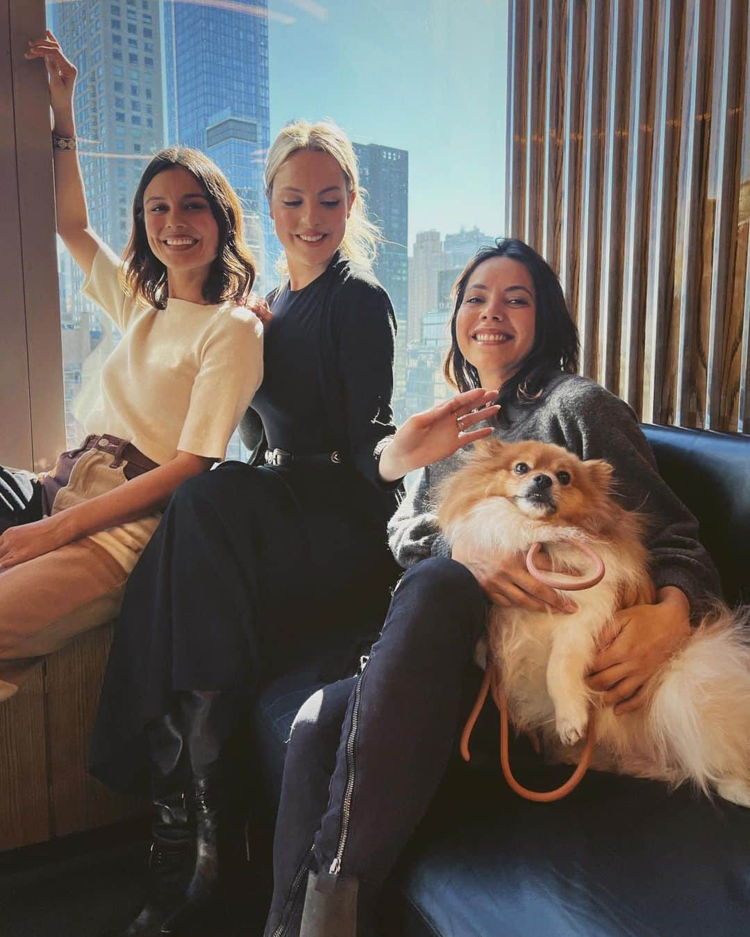 エリザベス・ギリースさんのインスタグラム写真 - (エリザベス・ギリースInstagram)「I refuse to go to brunch without a dog at my table from now on.   P.S. the last time I saw Elena I was dressed like a slutty nun.」2月14日 9時24分 - lizgillz