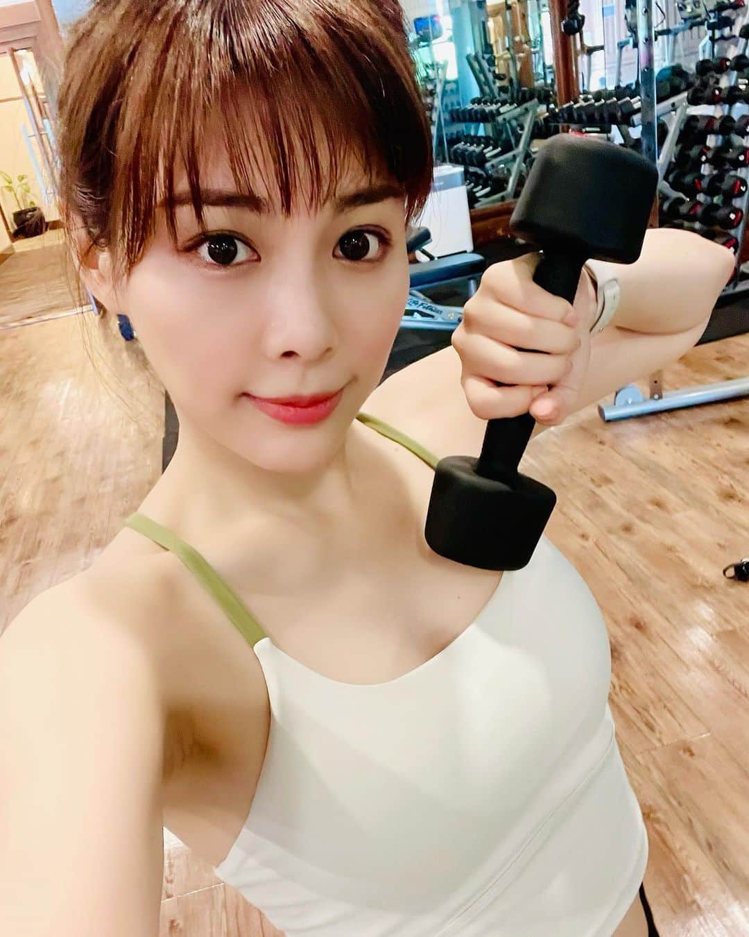美馬怜子のインスタグラム：「今日はハッピーバレンタイン💖ですね❣️  マレーシアに帰ってきてからバタバタしていたら2023年も2月になってしまいました😂🙏💦  日本の寒さ、本当厳しいですね🥹 皆さん風邪ひいてないですか❓  日本では、たくさんの楽しいことがあったのでまたすぐ更新します😃❤️  私は、2023年は30代最後の年になるので、ボディメンテナンスをしっかりして40代に入るための準備をしようと思います✨ 頑張るぞー‼️  今年はSNSにちゃんと戻って、近況報告やマレーシアの食だったり美容だったりを発信していきます😄💕 お時間あるとき見てくださいね🎵  #マレーシア生活 #筋トレダイエット #malaysia #kualalumpur #ilovemalaysia #happyvalentinesday」