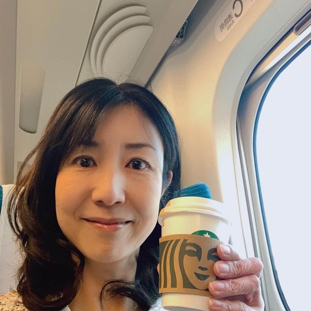 桑原麻美のインスタグラム：「今日は東京へ。 ⁡ ⁡ 最寄駅から名古屋駅に向かう 電車が遅れている‼️ ⁡ ⁡ がーん、と思ったのも束の間。 遅れて来た、乗る予定より 1本早い電車に乗ることができ、 名古屋駅に予定より数分早く到着。 ⁡ ⁡ おかげでスタバに並べました☕︎ 朝からラッキー♪ ⁡ ⁡ 新幹線移動も日常に戻りつつある 今日この頃です。 ⁡ ⁡ ⁡ アナウンサー　#フリーアナウンサー　#桑原麻美　#話し方講師　#マナー講師　#アラフィフ　#ワーママ　#共感ボイス　#司会　＃司会　#ナレーター　#スタバ　#新幹線　#スターバックスラテ」