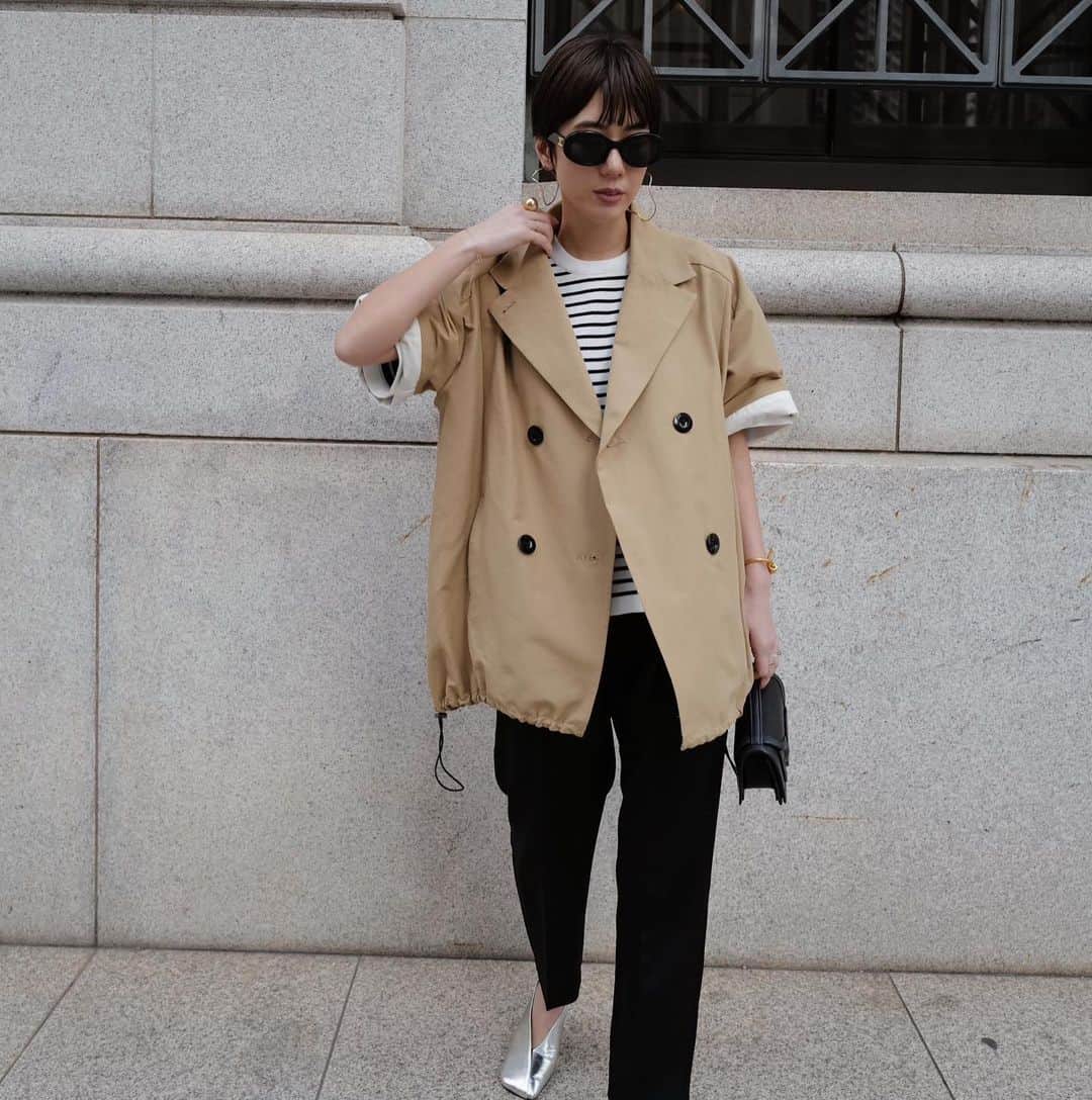 正中雅子のインスタグラム：「trench jacket🧥  シンプルに着たいけどシンプルすぎずにディテールを詰め込んだハーフスリーブのトレンチジャケット☺︎  これは、かなり推せるアイテムで実際に見てもらったら 素材感もよく ハリ感のある軽くて気負いなく羽織れるアウターです！  テーラード襟デザインにトレンチ要素も盛り込んだ1枚です🫶  地球に優しい「リコンフィー」ナイロン100糸と太番手の綿100糸を織った自然なうね感のあるグログラン生地を使用しています 🌍  リコンフィーは繊維廃棄物からリサイクルされており、 マットで高級感のある仕上げですが、大変丈夫な生地で自然な撥水性もあるため扱い易い1枚です！  -PRE ORDER- 2.16 thu 12:00-2.20 mon 23:59  #MACHATT #masaco服」