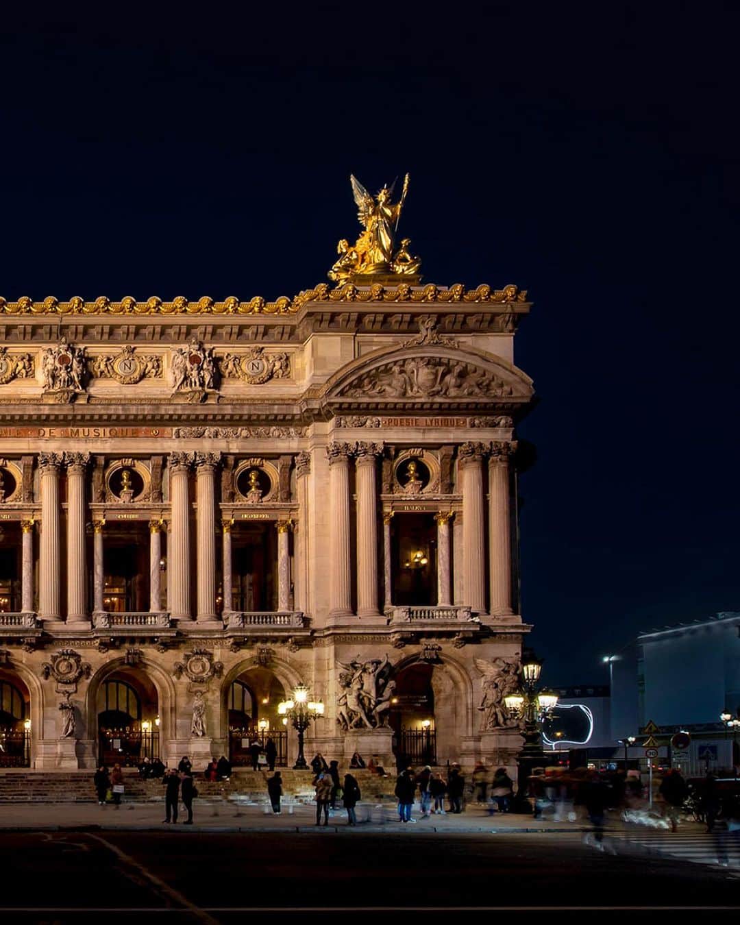 Airbnbさんのインスタグラム写真 - (AirbnbInstagram)「Stay at the Palais Garnier—the Parisian opera house that inspired @andrewlloydwebber’s @phantomopera. To celebrate the musical’s global success, this historic landmark is opening its doors for an overnight stay on Airbnb. For the first time ever, sleep in an exclusive viewing area transformed into an opulent bedroom. 🌹」2月14日 1時59分 - airbnb