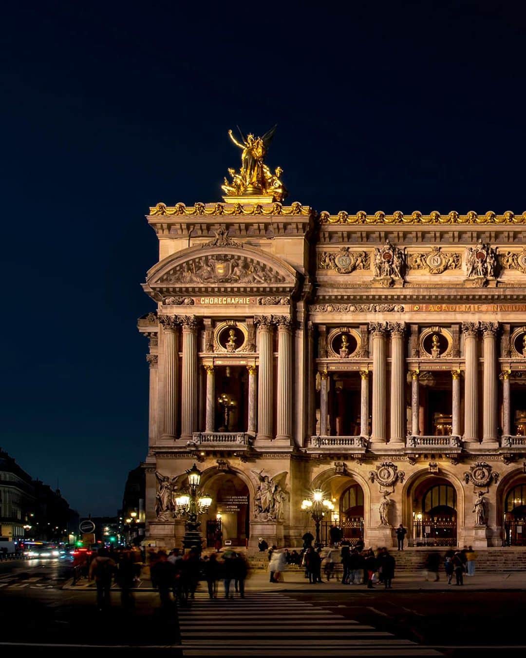 Airbnbさんのインスタグラム写真 - (AirbnbInstagram)「Stay at the Palais Garnier—the Parisian opera house that inspired @andrewlloydwebber’s @phantomopera. To celebrate the musical’s global success, this historic landmark is opening its doors for an overnight stay on Airbnb. For the first time ever, sleep in an exclusive viewing area transformed into an opulent bedroom. 🌹」2月14日 1時59分 - airbnb