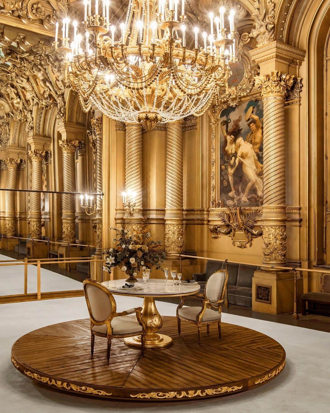 Airbnbさんのインスタグラム写真 - (AirbnbInstagram)「Stay at the Palais Garnier—the Parisian opera house that inspired @andrewlloydwebber’s @phantomopera. To celebrate the musical’s global success, this historic landmark is opening its doors for an overnight stay on Airbnb. For the first time ever, sleep in an exclusive viewing area transformed into an opulent bedroom. 🌹」2月14日 1時59分 - airbnb
