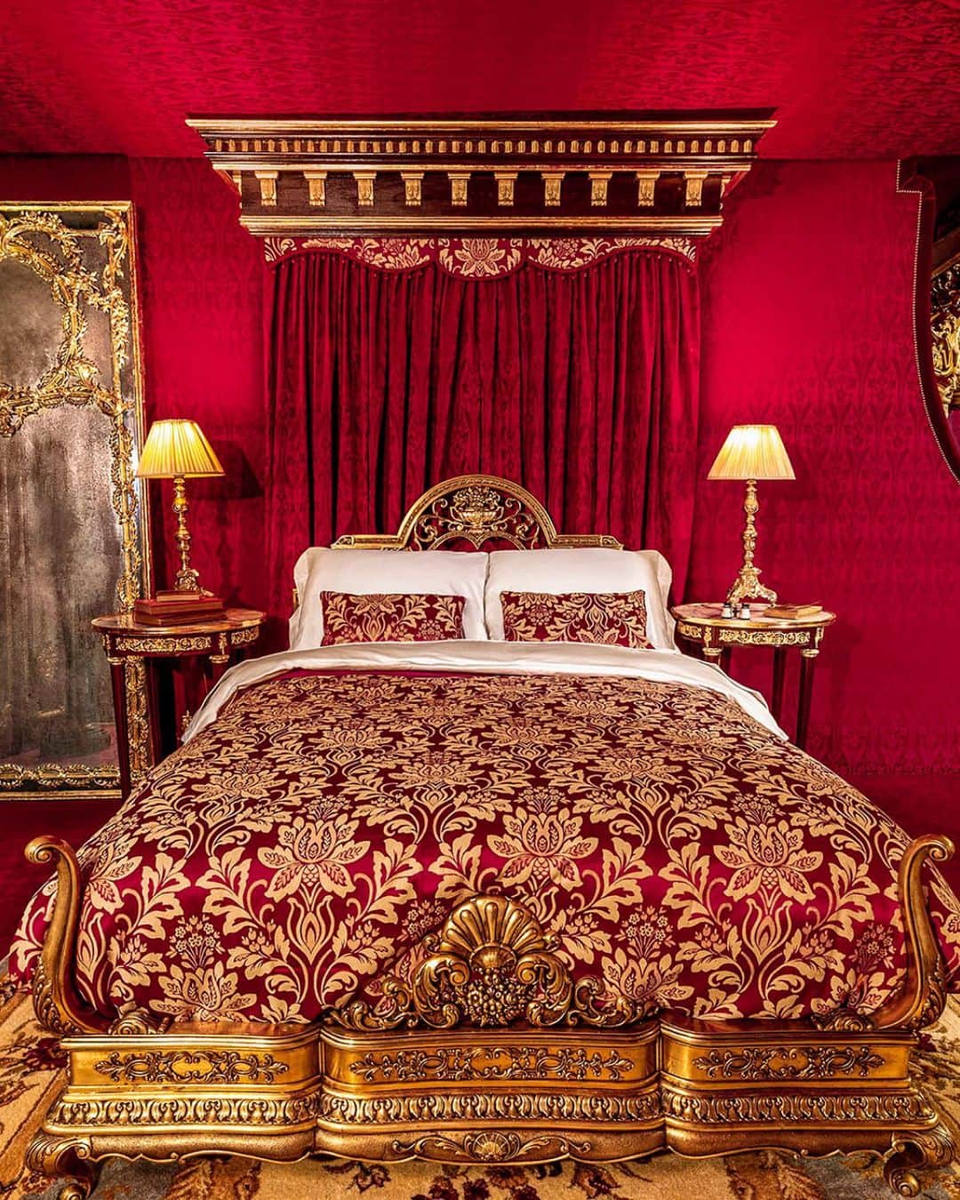 Airbnbさんのインスタグラム写真 - (AirbnbInstagram)「Stay at the Palais Garnier—the Parisian opera house that inspired @andrewlloydwebber’s @phantomopera. To celebrate the musical’s global success, this historic landmark is opening its doors for an overnight stay on Airbnb. For the first time ever, sleep in an exclusive viewing area transformed into an opulent bedroom. 🌹」2月14日 1時59分 - airbnb