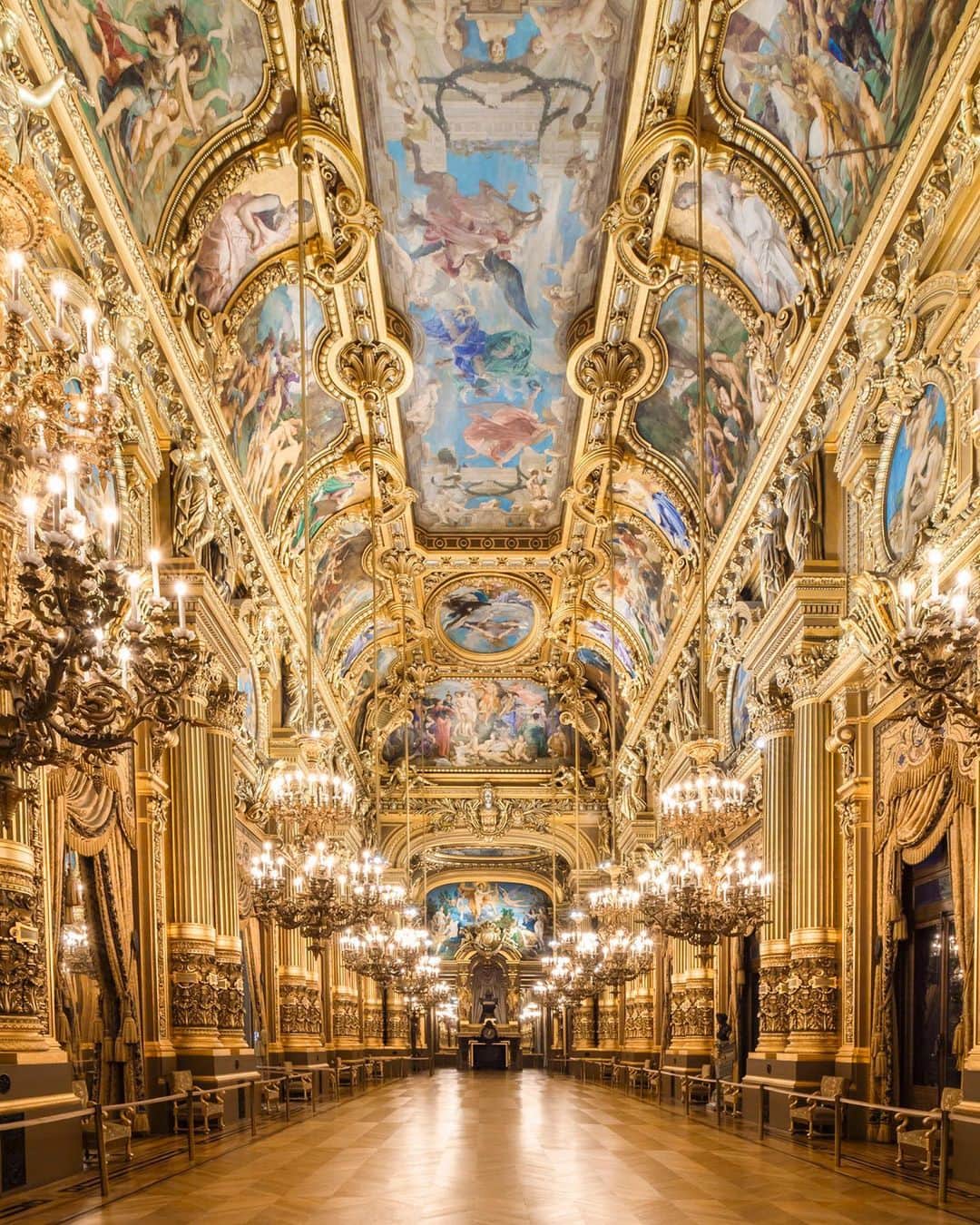 Airbnbさんのインスタグラム写真 - (AirbnbInstagram)「Stay at the Palais Garnier—the Parisian opera house that inspired @andrewlloydwebber’s @phantomopera. To celebrate the musical’s global success, this historic landmark is opening its doors for an overnight stay on Airbnb. For the first time ever, sleep in an exclusive viewing area transformed into an opulent bedroom. 🌹」2月14日 1時59分 - airbnb