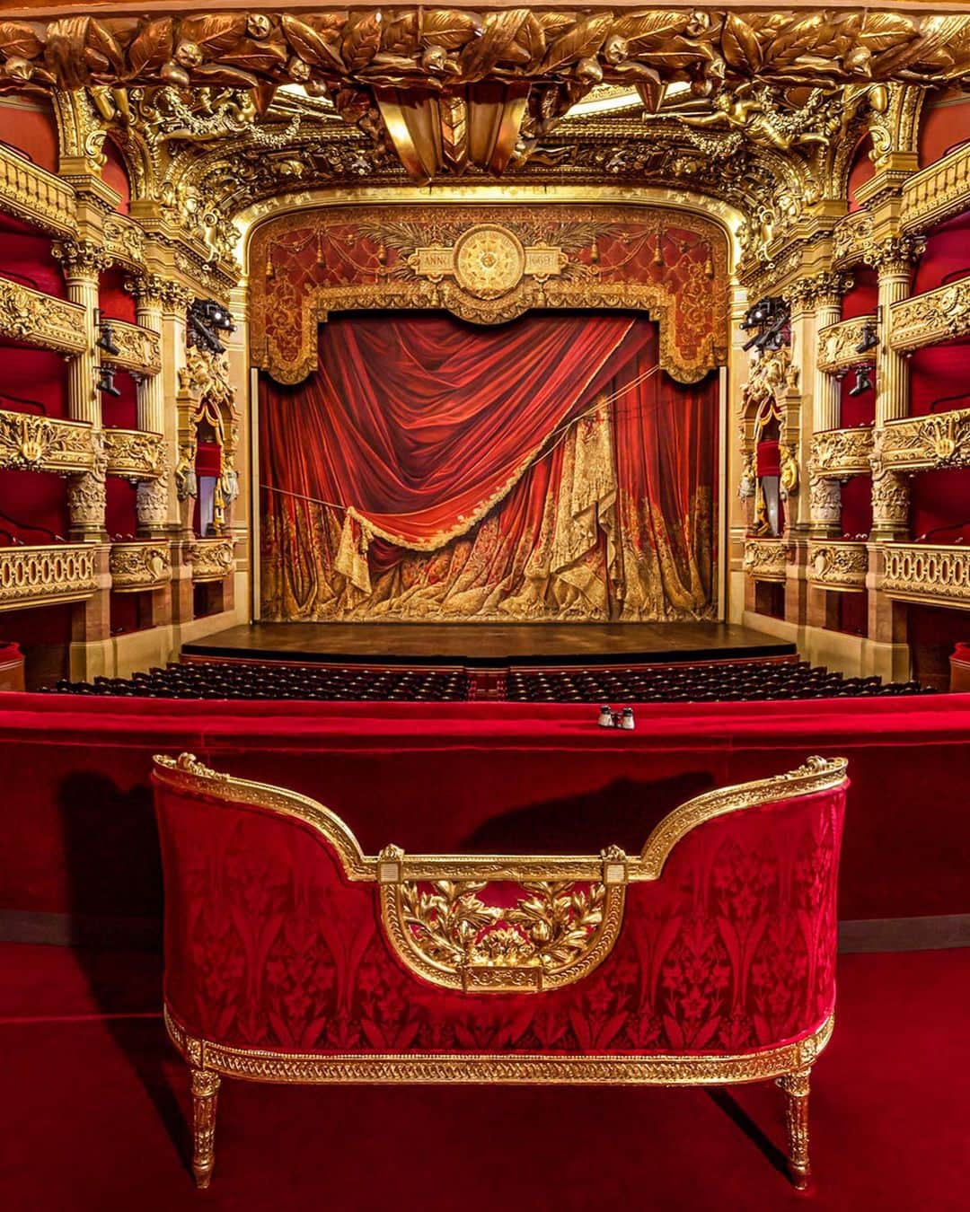 Airbnbさんのインスタグラム写真 - (AirbnbInstagram)「Stay at the Palais Garnier—the Parisian opera house that inspired @andrewlloydwebber’s @phantomopera. To celebrate the musical’s global success, this historic landmark is opening its doors for an overnight stay on Airbnb. For the first time ever, sleep in an exclusive viewing area transformed into an opulent bedroom. 🌹」2月14日 1時59分 - airbnb