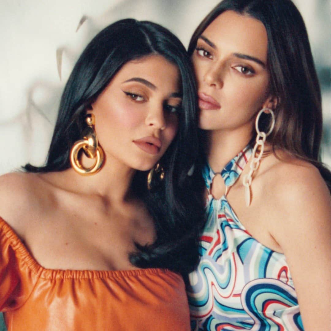 KENDALL + KYLIEさんのインスタグラム写真 - (KENDALL + KYLIEInstagram)「EARLY ACCESS to Azazie X Kendall + Kylie ❤️‍🔥 STARTS NOW! The first 100 orders will receive up to 50% off.  Shop this special offer now through 2/19 at 11:59 PST!  #kendallandkylie #azazieXkendallandkylie」2月14日 2時01分 - kendallandkylie