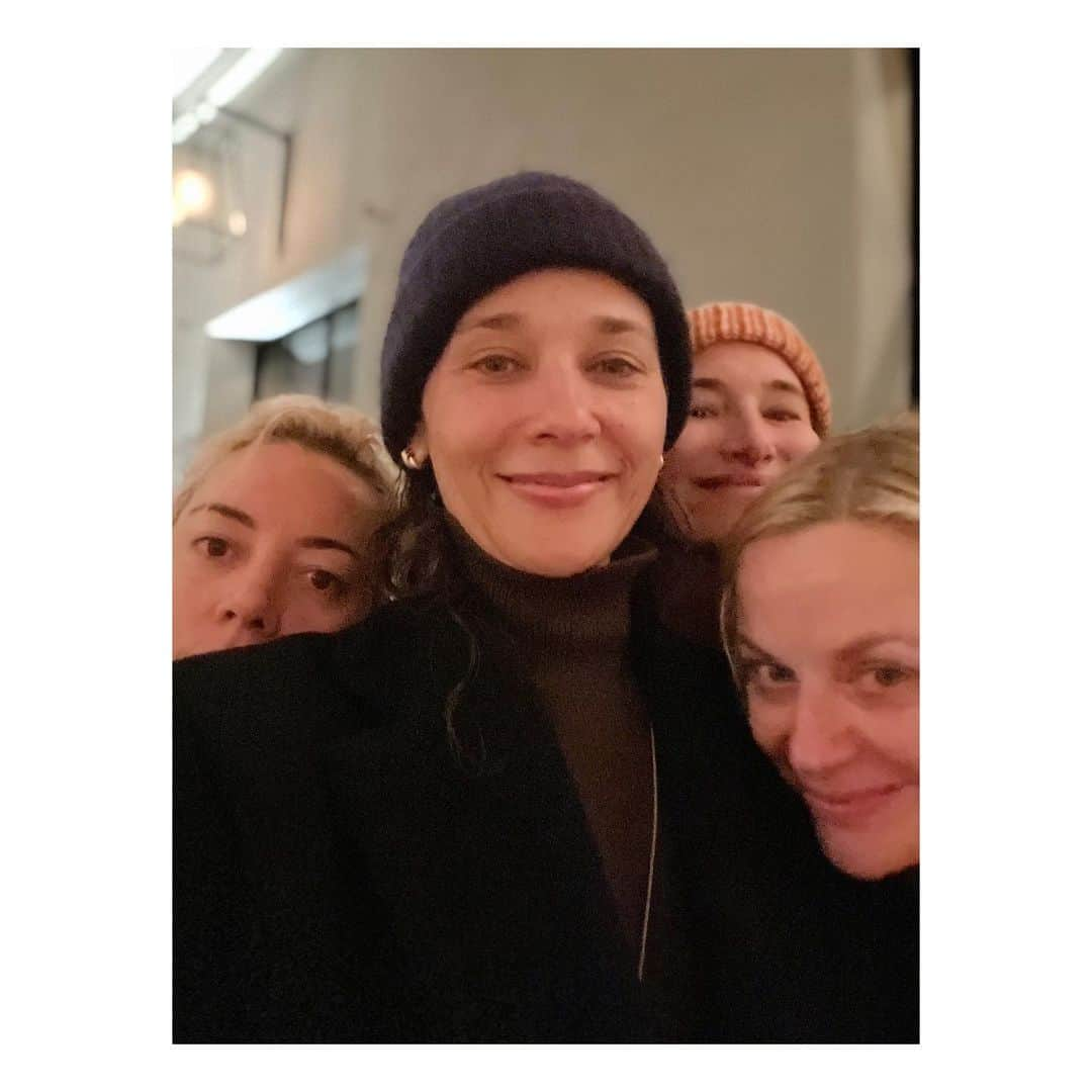 ラシダ・ジョーンズさんのインスタグラム写真 - (ラシダ・ジョーンズInstagram)「Happy Galentine’s Day!」2月14日 2時01分 - rashidajones