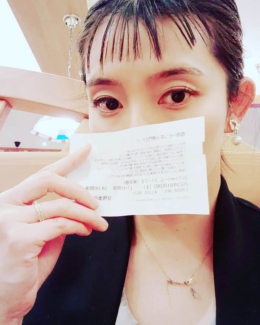 郷司利也子さんのインスタグラム写真 - (郷司利也子Instagram)「先月吉本∞ドームにお笑いを見に行きました。  最近月１か2の楽しみになってます。  はまっちゃって💓 笑ってれば無敵になります✨✨ 余韻もポジティブになるし。  今回はピン芸人さんだけのステージ。  みんなおもしろい！  実は今月末もチケットとってるんです。  カタツムリの岡部くんのライブ。  私同級生なんですけどね笑  次のお笑いライブ楽しみに、お仕事頑張りますか✨  あっ私またオン眉してました！  ※1月27日クリスタルジム配信ボクシングエクササイズです。  ゲストはユニバースさんになります！  #ボクシング#ゆるっとダイエット#ボクシングエクササイズ#クリスタルジム#エクササイズ#トレーニング#ダイエット#アラフォーダイエット#格闘技エクササイズ#格闘技女子#格闘家#アラフォー#ダイエット日記#プロボクサー#ボクサー#筋トレ#腹筋#ボクシングエクササイズ#フィットネス#フィットネス女子#アラフォーダイエット #アラフォーダイエット日記#クリスタルジム#お笑い#お笑い芸人#渋谷∞ホール#吉本」2月14日 2時03分 - goshiriyako