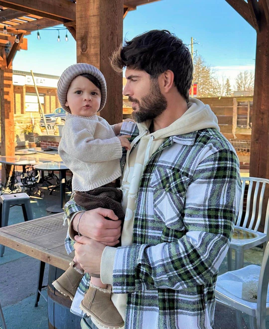 ニック・ベイトマンのインスタグラム：「The Mean-mug on this lil guy 🤨」
