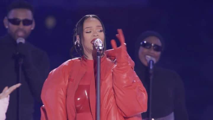 ネルソン・ベアトのインスタグラム：「Still on a high from last night!!! Super Bowl was EPIC!!! So proud of @badgalriri and the whole squad!!! It felt so good to be back with the fam. Humbled that I could be a part of this moment in history!!! Big thanks to my bros @adamblackstone and @babebrice for the opportunity and leading us in excellence. Shout out to @parrisgoebel and all the amazing dancers! And the BGV squuaaadd @norelleiam @jessywilson !!!! We had a time last nighhtttt! #superbowl #rihanna #fenty #bgvs #bbe #anticrew #backgroundsingers #Badgalriri #superbowl2023 #fentybowl #rihannanavy」