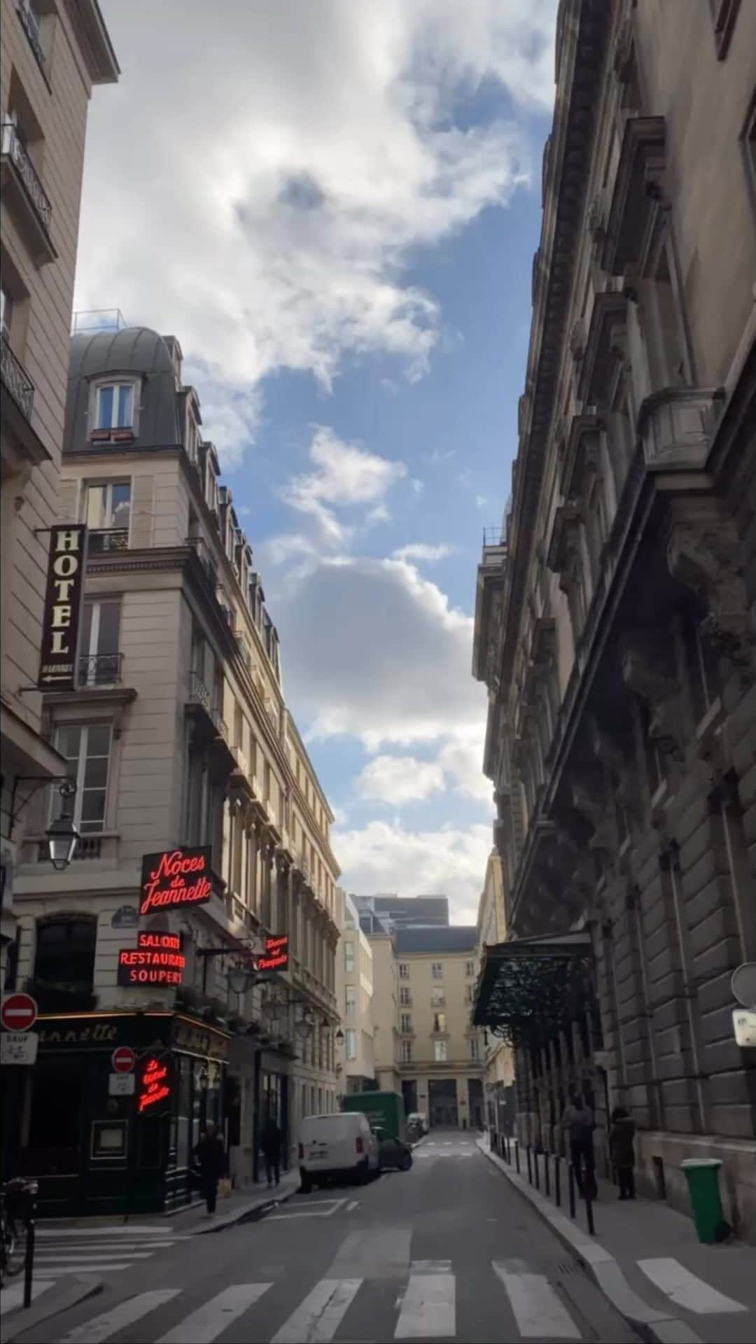 moanaのインスタグラム：「Paris.🫀  #paris#trip#parisfashionweek#pfw#reels#new#newreels#reelsinstagram」