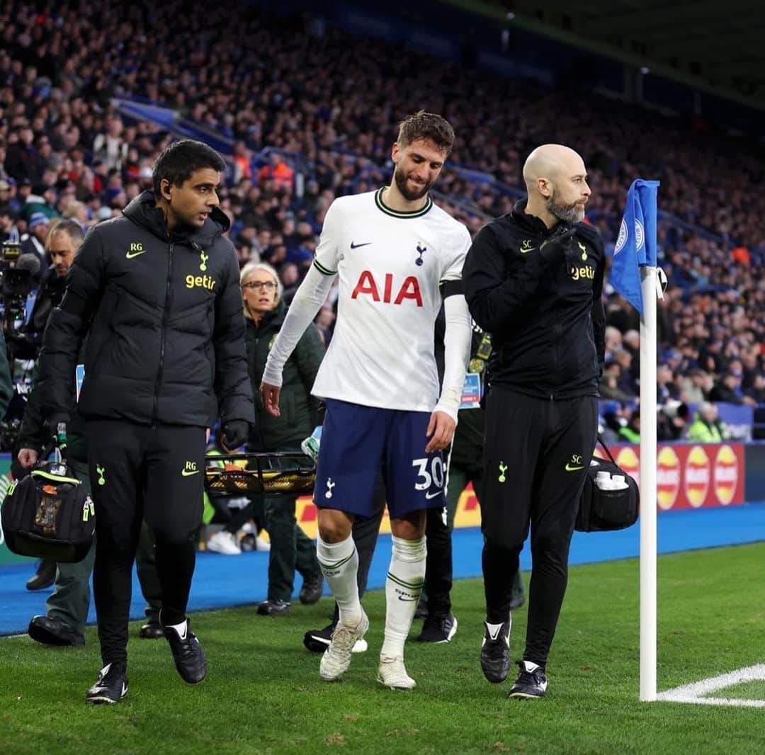 ロドリゴ・ベンタンクールのインスタグラム：「It’s very hard to be out of action for the remainder of the campaign and not to be able to help the team to achieve our goals. After the surgery I’ll begin the rehabilitation with the medical staff. My aim is to be back soon and stronger than ever, to defend the jerseys of @spursofficial and @aufoficial ! 🤍💙  Thanks for the support and all the messages.  A hug for all of you! Rodrigo  Duele mucho quedarse fuera lo que resta de temporada y no poder ayudar al equipo a lograr los objetivos que tenemos por delante. Después de la operación empezaré el proceso de recuperación para regresar más fuerte, con el objetivo de volver cuanto antes a defender la camiseta de @spursofficial y de @aufoficial ! 🤍💙  Gracias de corazón por los mensajes y por el cariño que me han demostrado en estos días.   Un abrazo para todos! Rodrigo」