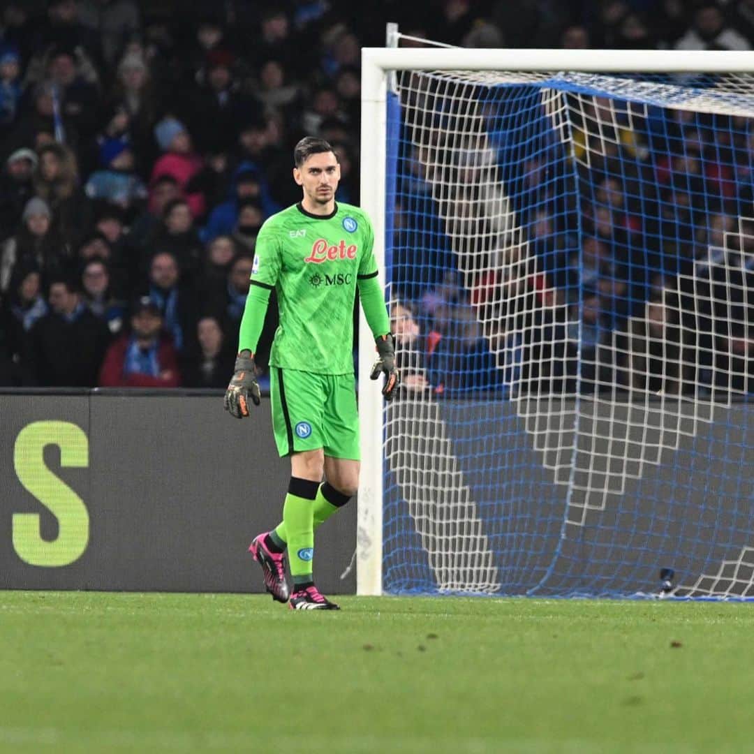 アレックス・メレットのインスタグラム：「Vittoria, clean sheet e 100 presenze in @seriea ⚽️💙」