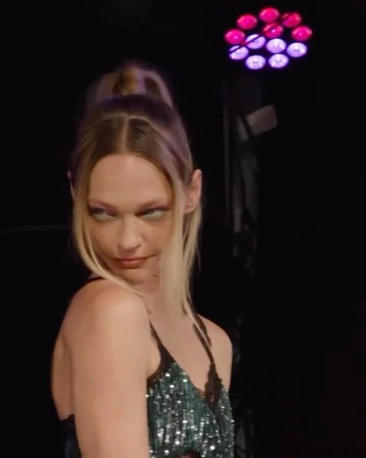 サーシャ・ピヴォヴァロヴァのインスタグラム：「@annasui #nyfw #annasuifw23」