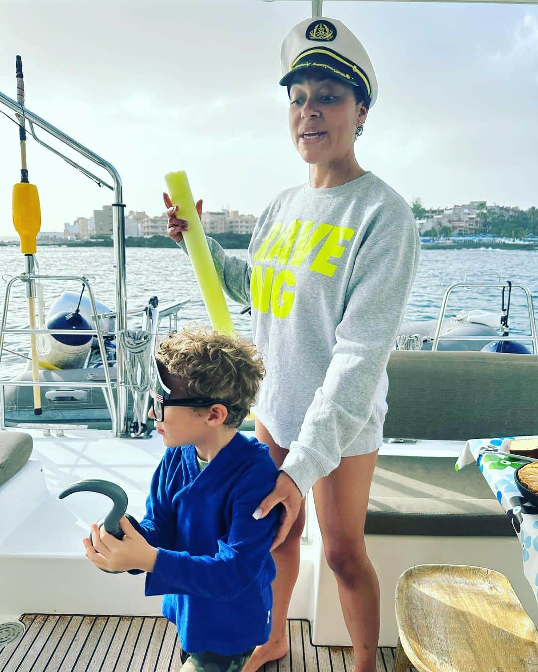 クーシュ・ジャンボさんのインスタグラム写真 - (クーシュ・ジャンボInstagram)「‘Last of all, you tell a bully that if they can’t say anything nice on your boat they can walk the plank off your boat.’  ‘Yes Mummy.’ 😂 🏴‍☠️ #lifehack」2月14日 5時09分 - cushjumbohere