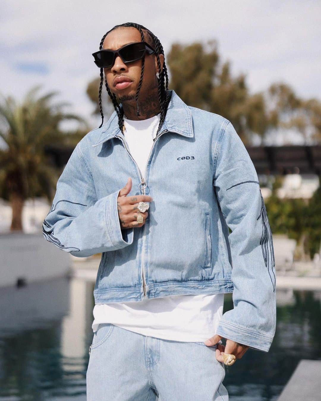 タイガのインスタグラム：「Lighting in tha chain how they froze when it struck em….too many temptations I feel like David Ruffin」