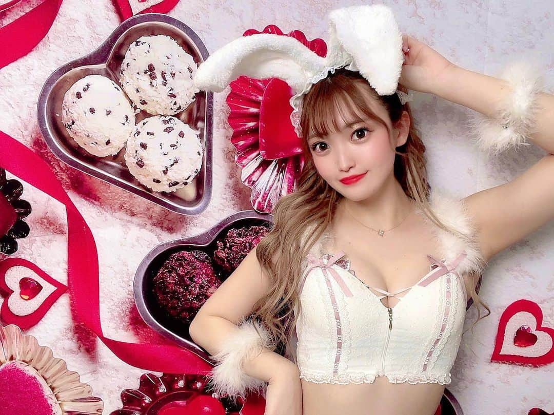 Ribonのインスタグラム：「好きな人がいるならば、るんるんでバレンタイン選んで渡してたなぁ♡🍫 パンツもあげたことあるし、パジャマもあげたことある🥰 手作りは高校生以来あげてない🤣 みんなも素敵なValentineをお過ごしください🎁 今日がバレンタインイベント最終日、当日です😌🎀まだ少しだけオリジナルチョコ残ってるので！ ぜひとも推しプランお待ちしてます♥ . . . . . . . . .  #burlesquetokyo #burlesque #バーレスク東京 #kawaii  #showgirl #バーレスク  #六本木 #歌舞伎町  #ダンサー #ショーガール #笑顔 #smile #グラビア #バニーガール #バレンタイン  #フォトジェニック #インスタ映え  #大人可愛い #撮影 #可愛いの擬人化 #アイドル #プリンセス #姫 #princes #撮影風景 #オフショット #マリームーン #valentine #バレンタインデー」