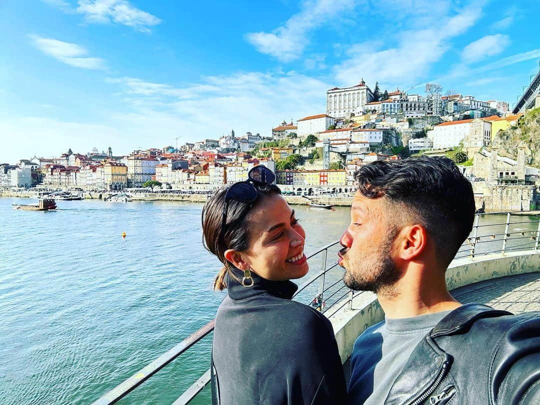 藤井アルダのインスタグラム：「City of romance 💝   #porto #portugal   何百年前から変わらない美しさを今でも残されている🙏感動🥹 2人で来れて本当に最高。」