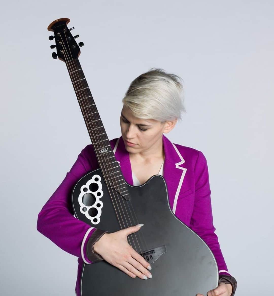 カーキ・キングのインスタグラム：「An oldie, but a goodie. Also well-suited for Valentine’s. 💕  FEB 14 — Sacramento @ Crest FEB 16 — San Diego @ Music Box FEB 18 — Mountain View @ CSMA  Thanks to @ovationguitarsofficial for this incredible photo.   . . . #everybodylovesyou #kakiking #ontour #ovationguitars #guitarist」