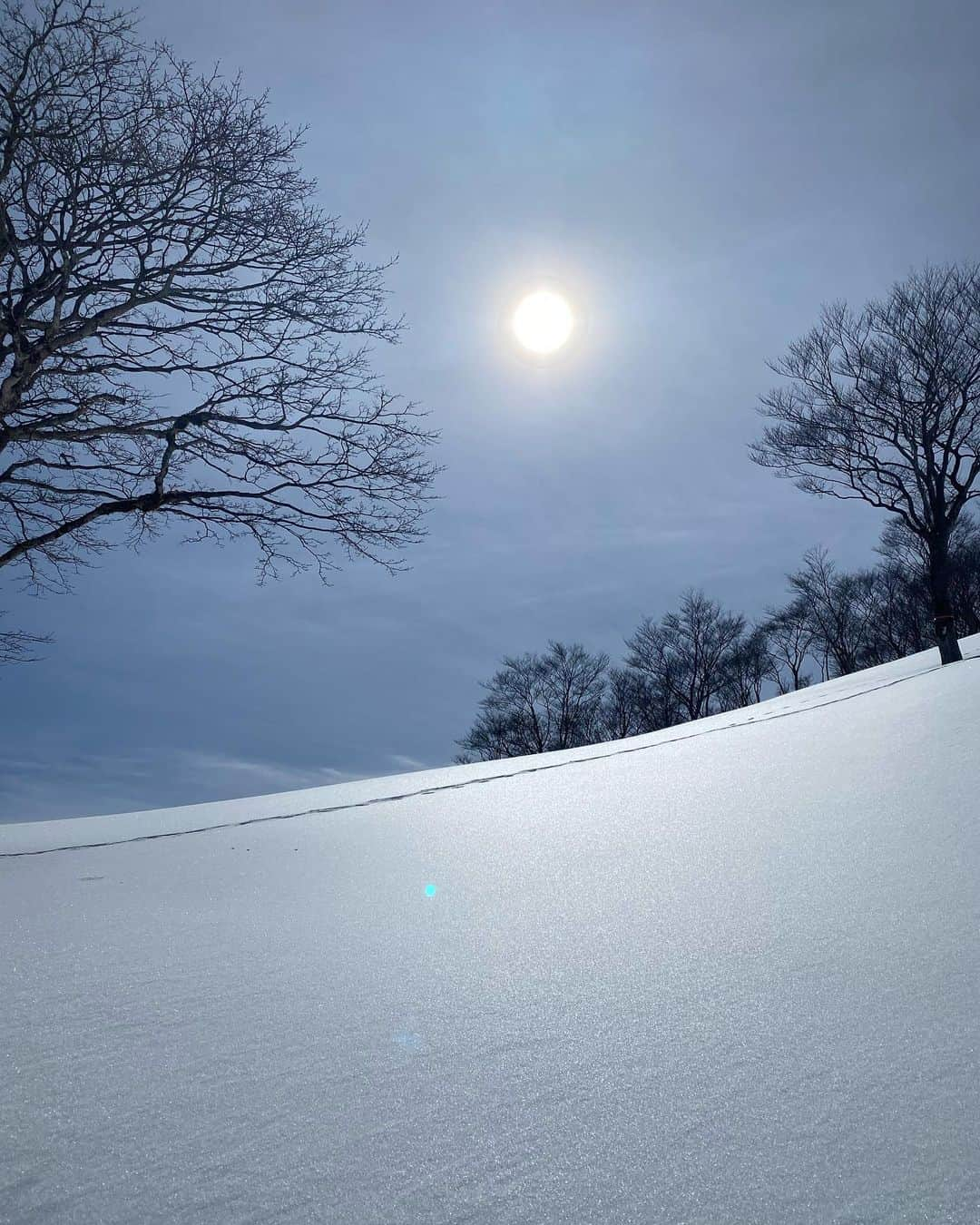 伊藤さつきのインスタグラム：「いつかの晴れな日☃️ わたし普段めちゃくちゃしゃべるけど笑 雪山の静けさ好き🫶☃️」