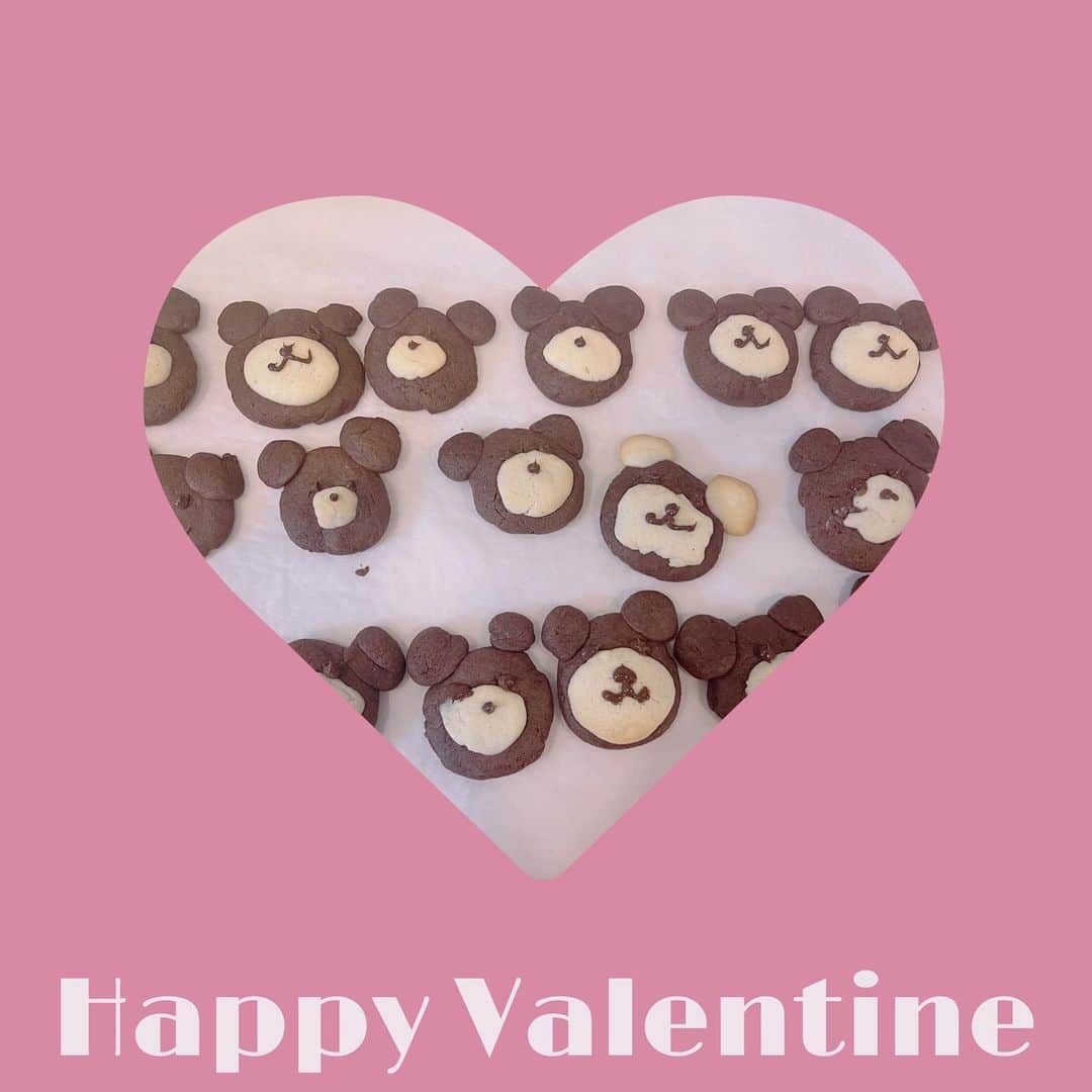 皆方由衣のインスタグラム：「バレンタイン用に息子と クッキー作りました🧸♡  動画に撮ったのだけど 素材が2時間程あって 編集間に合わず😭  終えたらアップするので 見てくれると嬉しいな🥹💕  #valentine #happyvalentinesday  #息子とクッキー作り」