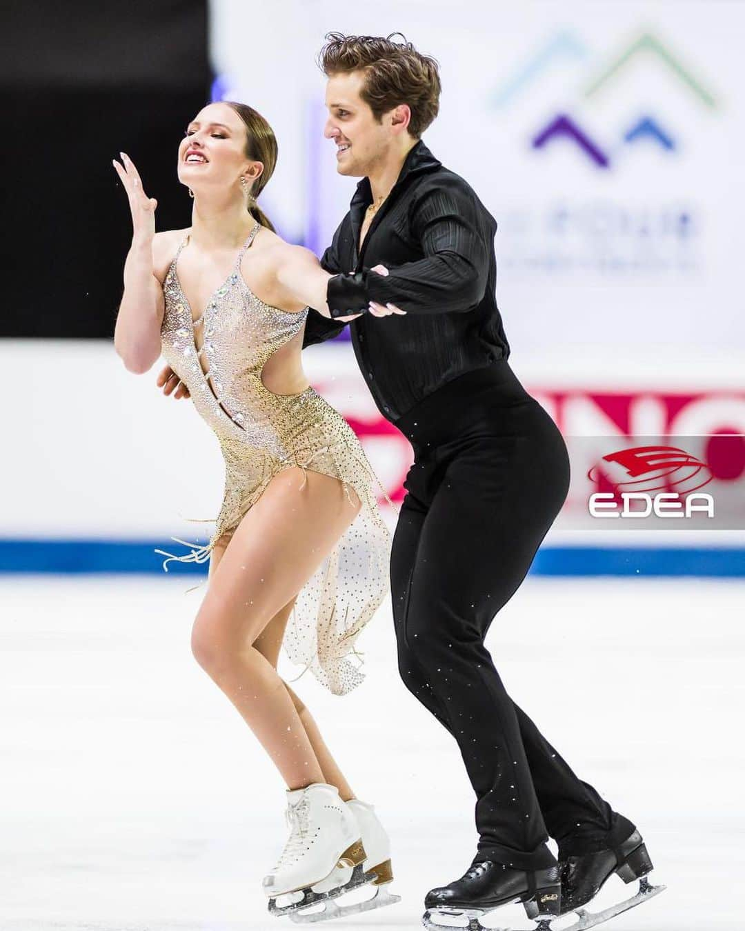 クリスティーナ・カレイラのインスタグラム：「Colorado photo dump 🏞️ Thank you for an amazing two weeks  @usfigureskating  • • • • #4continentschampionship #teamusa #carreiraponomarenko #coloradosprings #4cc #figureskating #icedance」