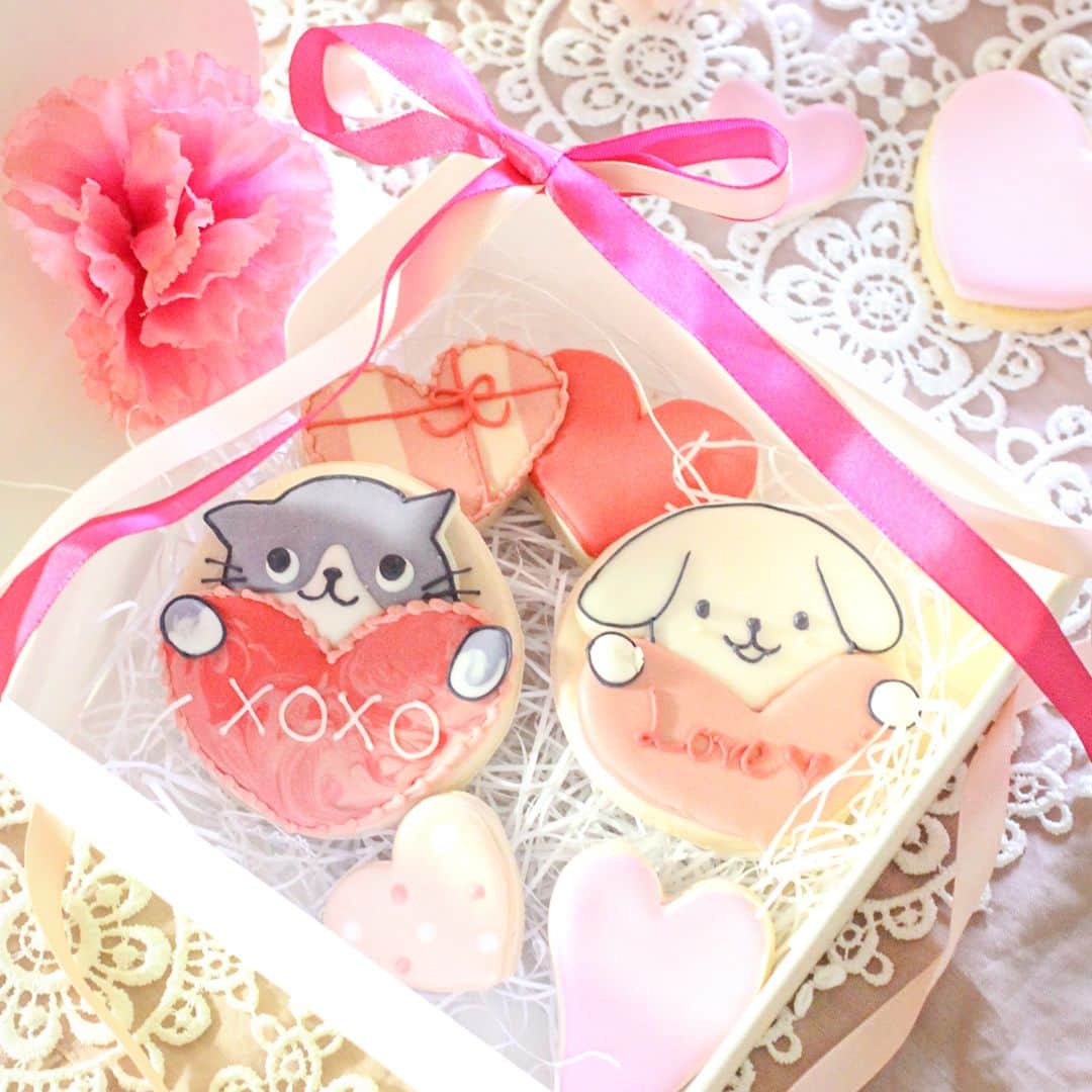 のインスタグラム：「. 【アートdeダス犬♪ハンドクラフト企画】 . ／  H a p p y　V a l e n t i n e ‘s 　D a y ♪ ＼  今日はバレンタイン～！ 好きな人や大切な人、おともだちへ素直なきもちを伝える日…♪ 逆にいつも頑張ってる自分へご褒美の日も素敵だよねっ!!  今回のダス犬は @asuka4181 さんにおねだりして バレンタイン仕様のクッキーを作ってもらったよ◎  こんなかわいすぎるクッキーもらっても食べられないね…！ ずーっと眺めちゃう。。。  うれしいって顔に書いてあるダス犬でした☆  #バレンタイン #ダス犬のバレンタイン ＃アイシングクッキー スイーツ監修　@asuka4181」