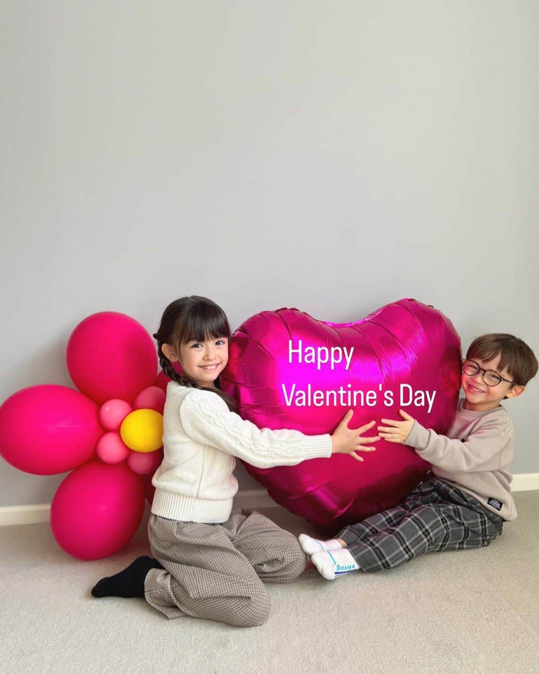 アレン明亜莉クレアのインスタグラム：「🤎  Happy Valentine's Day  素敵な1日になりますように〜🎵  皆さんいつも応援ありがとうございます🫶  🤎  #happyvalentinesday #valentinesday2023 #バレンタインデー #발렌타인 데이　#情人节 #子役 #アレン明亜莉クレア #mary」