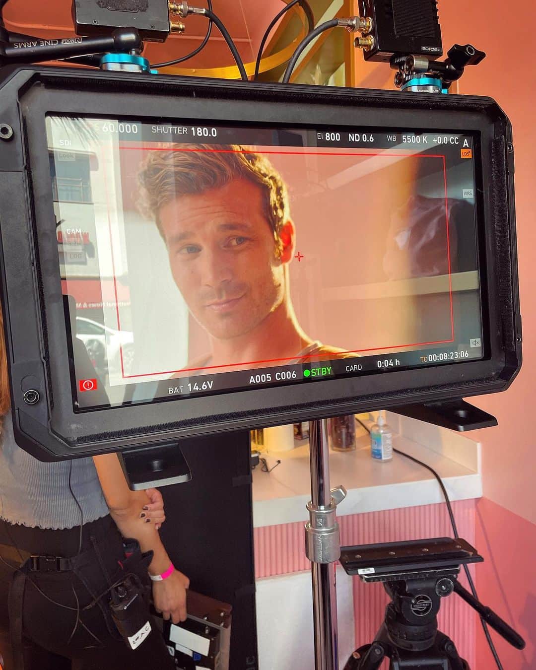 デレック・テラーのインスタグラム：「Happy Monday! Excited for you to see @quartermovie! The story is based on a girl navigating life with T1D. I was thrilled to work with @kelseybascom and @arnonmanor on this project, especially being able to play a T1D character. More info coming soon…」