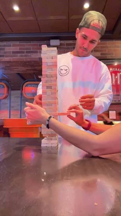 アレクサ・ヴェガのインスタグラム：「Jenga on #symphonyoftheseas 🚢 🤙」